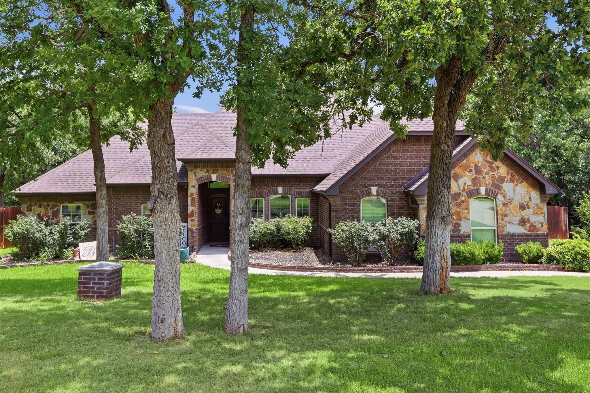 Single Family Residence For Sale in Parker County , 145 Foxpointe Circle, Weatherford, Texas 76087, 4 Bedroom, 2 Bathroom, 2 Garage spaces, 2,228 Sqft, built in 2014, mls#21305269, Real Estate Agent in Weatherford, Homes For Sale in Parker county, Homes For Sale in Weatherford, Realtor in Weatherford Texas, Real Estate Brokerage Independent Realty Texas, Luminita Cordes Realtor