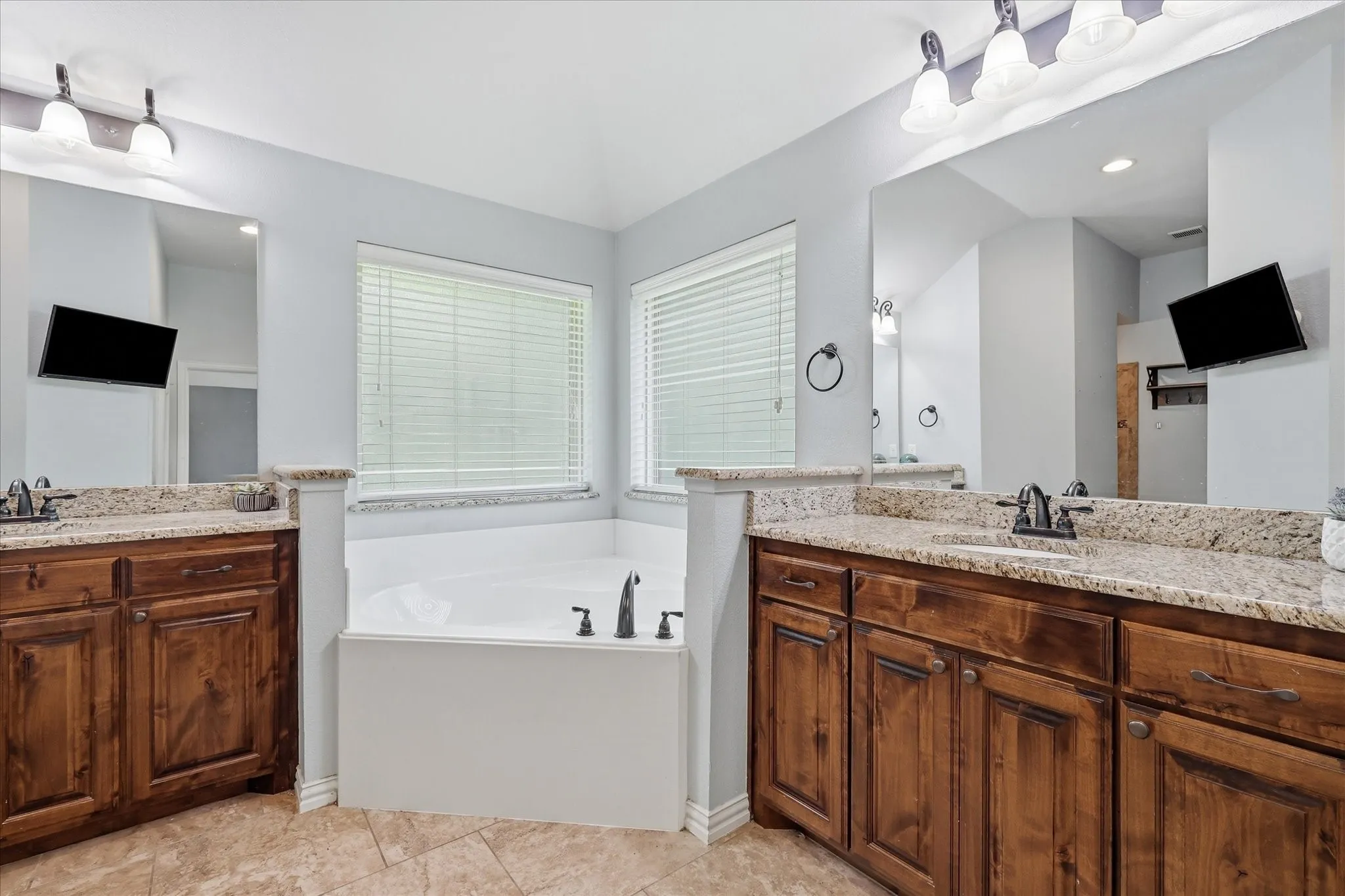 Single Family Residence For Sale in Parker County , 145 Foxpointe Circle, Weatherford, Texas 76087, 4 Bedroom, 2 Bathroom, 2 Garage spaces, 2,228 Sqft, built in 2014, mls#21305269, Real Estate Agent in Weatherford, Homes For Sale in Parker county, Homes For Sale in Weatherford, Realtor in Weatherford Texas, Real Estate Brokerage Independent Realty Texas, Luminita Cordes Realtor