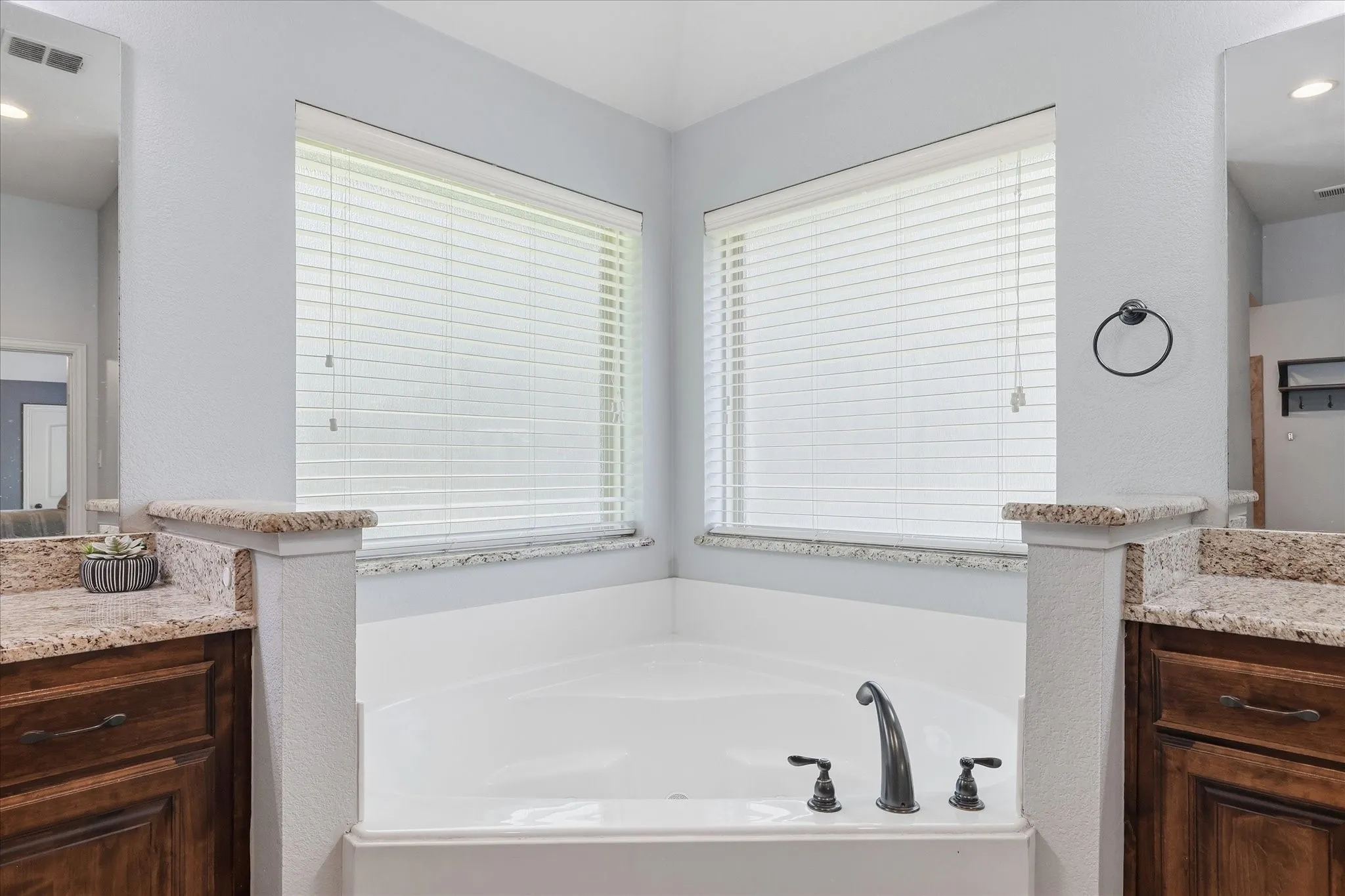 Single Family Residence For Sale in Parker County , 145 Foxpointe Circle, Weatherford, Texas 76087, 4 Bedroom, 2 Bathroom, 2 Garage spaces, 2,228 Sqft, built in 2014, mls#21305269, Real Estate Agent in Weatherford, Homes For Sale in Parker county, Homes For Sale in Weatherford, Realtor in Weatherford Texas, Real Estate Brokerage Independent Realty Texas, Luminita Cordes Realtor
