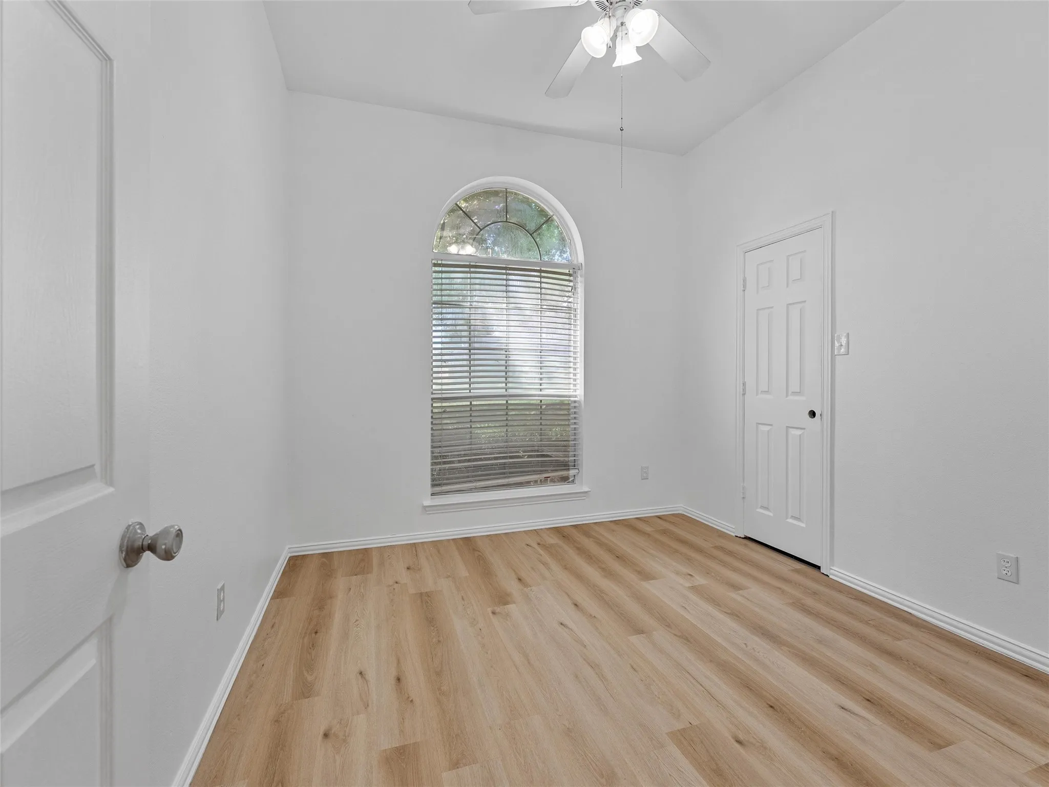 Single Family Residence For Sale in Ellis County , 3651 Willow Creek Drive, Midlothian, Texas 76065, 3 Bedroom, 2 Bathroom, 2 Garage spaces, 1,753 Sqft, built in 1997, Price $439,900, mls#21300584, Real Estate Agent in Midlothian, Homes For Sale in Ellis county, Homes For Sale in Midlothian, Realtor in Midlothian Texas, Real Estate Brokerage Independent Realty Texas, Luminita Cordes Realtor