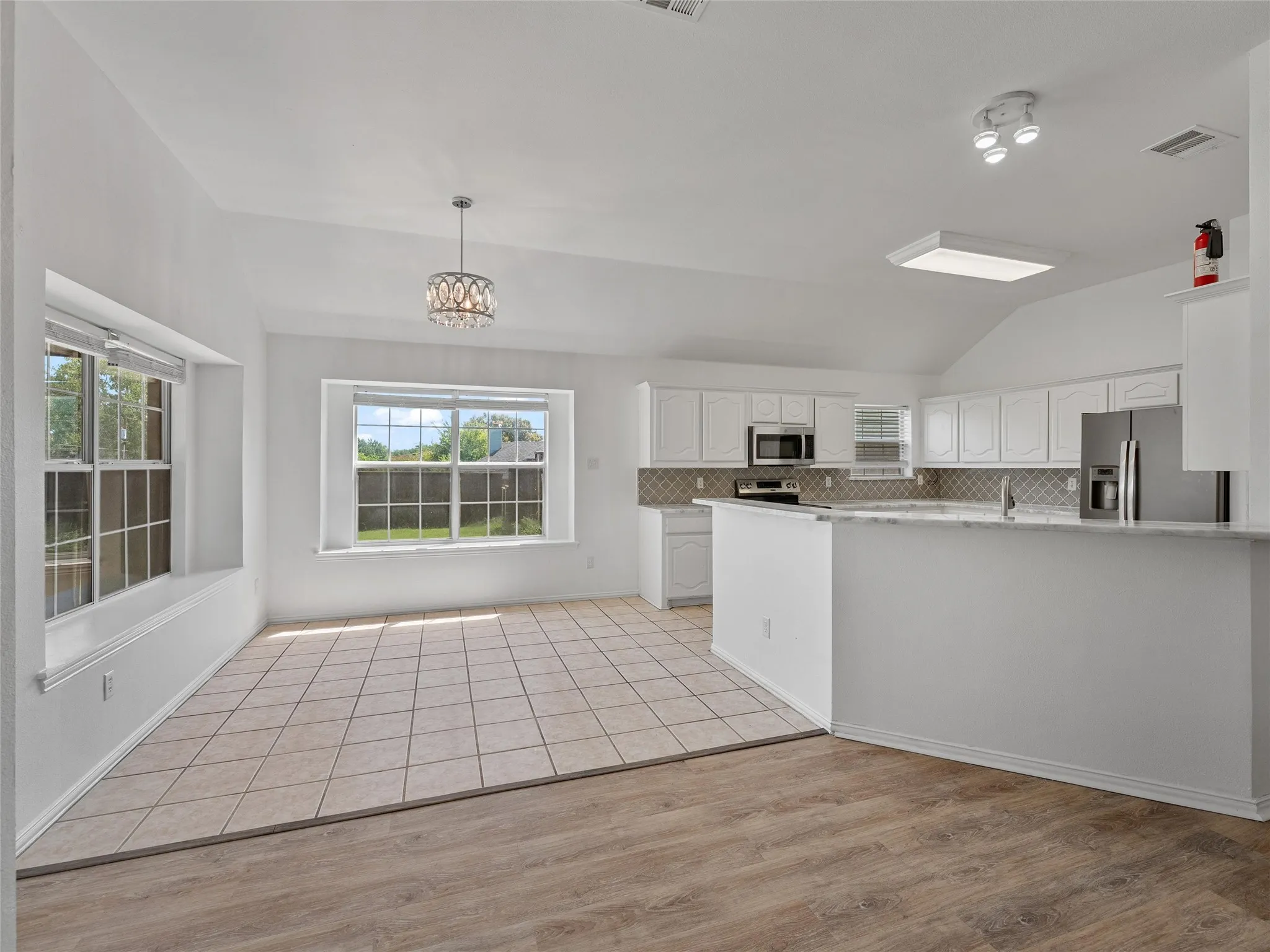 Single Family Residence For Sale in Ellis County , 3651 Willow Creek Drive, Midlothian, Texas 76065, 3 Bedroom, 2 Bathroom, 2 Garage spaces, 1,753 Sqft, built in 1997, Price $439,900, mls#21300584, Real Estate Agent in Midlothian, Homes For Sale in Ellis county, Homes For Sale in Midlothian, Realtor in Midlothian Texas, Real Estate Brokerage Independent Realty Texas, Luminita Cordes Realtor