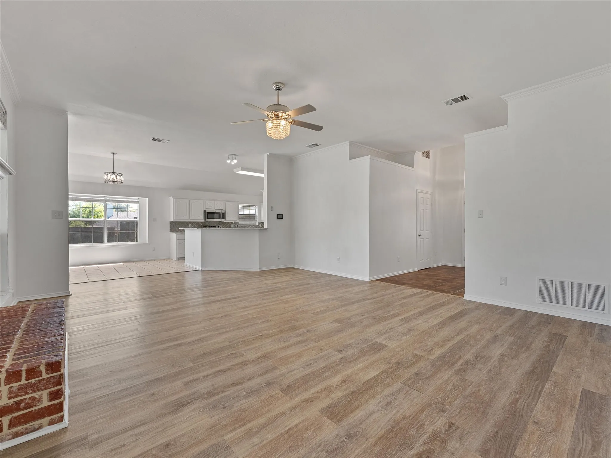 Single Family Residence For Sale in Ellis County , 3651 Willow Creek Drive, Midlothian, Texas 76065, 3 Bedroom, 2 Bathroom, 2 Garage spaces, 1,753 Sqft, built in 1997, Price $439,900, mls#21300584, Real Estate Agent in Midlothian, Homes For Sale in Ellis county, Homes For Sale in Midlothian, Realtor in Midlothian Texas, Real Estate Brokerage Independent Realty Texas, Luminita Cordes Realtor