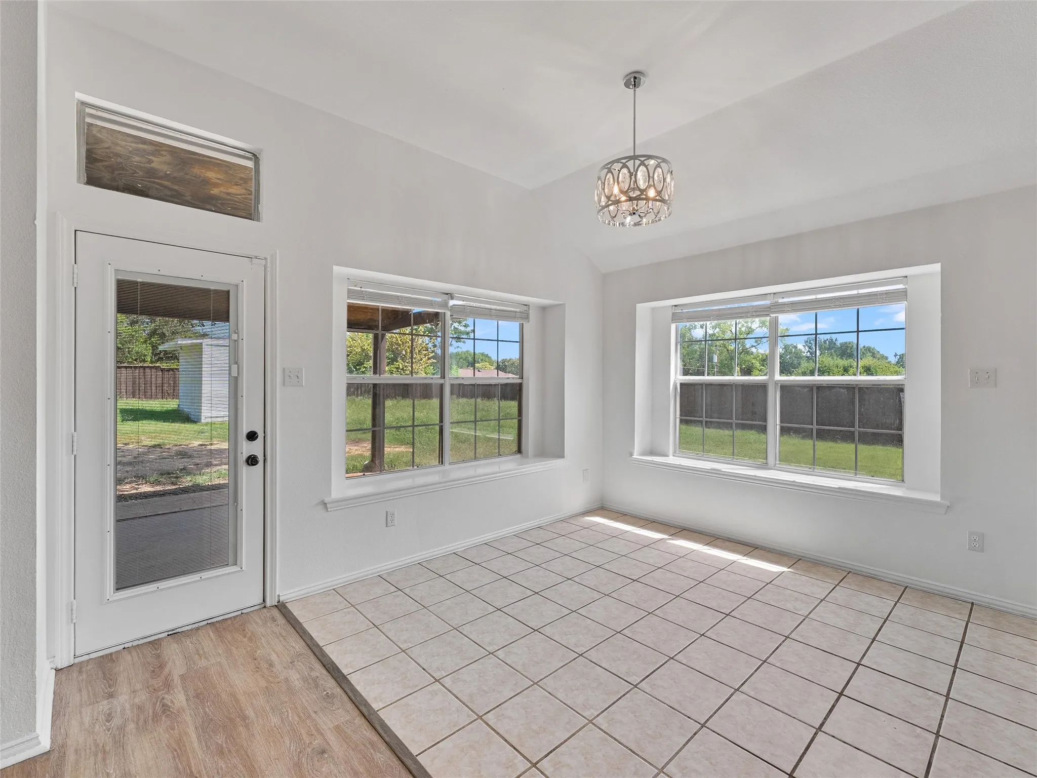 Single Family Residence For Sale in Ellis County , 3651 Willow Creek Drive, Midlothian, Texas 76065, 3 Bedroom, 2 Bathroom, 2 Garage spaces, 1,753 Sqft, built in 1997, Price $439,900, mls#21300584, Real Estate Agent in Midlothian, Homes For Sale in Ellis county, Homes For Sale in Midlothian, Realtor in Midlothian Texas, Real Estate Brokerage Independent Realty Texas, Luminita Cordes Realtor