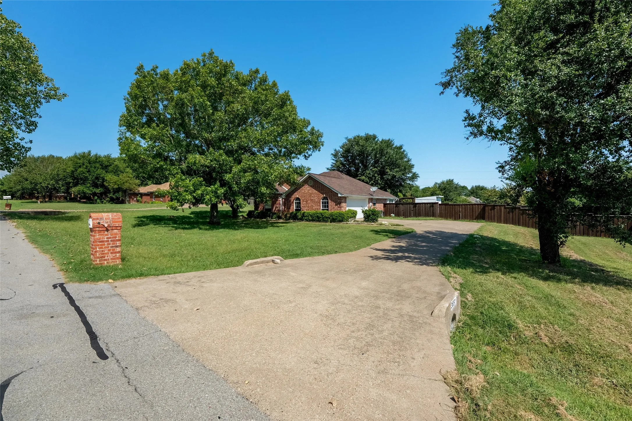 Single Family Residence For Sale in Ellis County , 3651 Willow Creek Drive, Midlothian, Texas 76065, 3 Bedroom, 2 Bathroom, 2 Garage spaces, 1,753 Sqft, built in 1997, Price $439,900, mls#21300584, Real Estate Agent in Midlothian, Homes For Sale in Ellis county, Homes For Sale in Midlothian, Realtor in Midlothian Texas, Real Estate Brokerage Independent Realty Texas, Luminita Cordes Realtor
