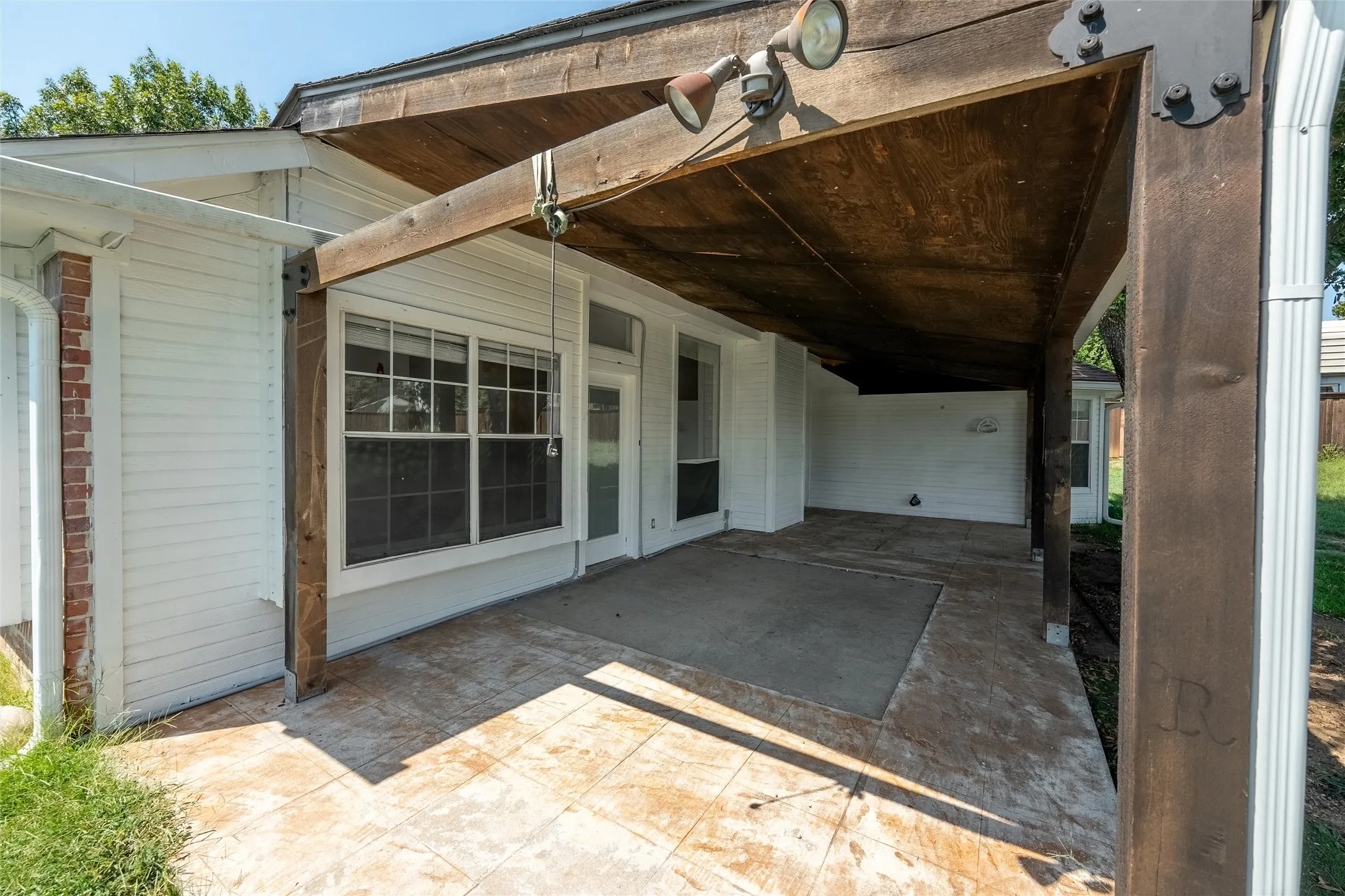 Single Family Residence For Sale in Ellis County , 3651 Willow Creek Drive, Midlothian, Texas 76065, 3 Bedroom, 2 Bathroom, 2 Garage spaces, 1,753 Sqft, built in 1997, Price $439,900, mls#21300584, Real Estate Agent in Midlothian, Homes For Sale in Ellis county, Homes For Sale in Midlothian, Realtor in Midlothian Texas, Real Estate Brokerage Independent Realty Texas, Luminita Cordes Realtor