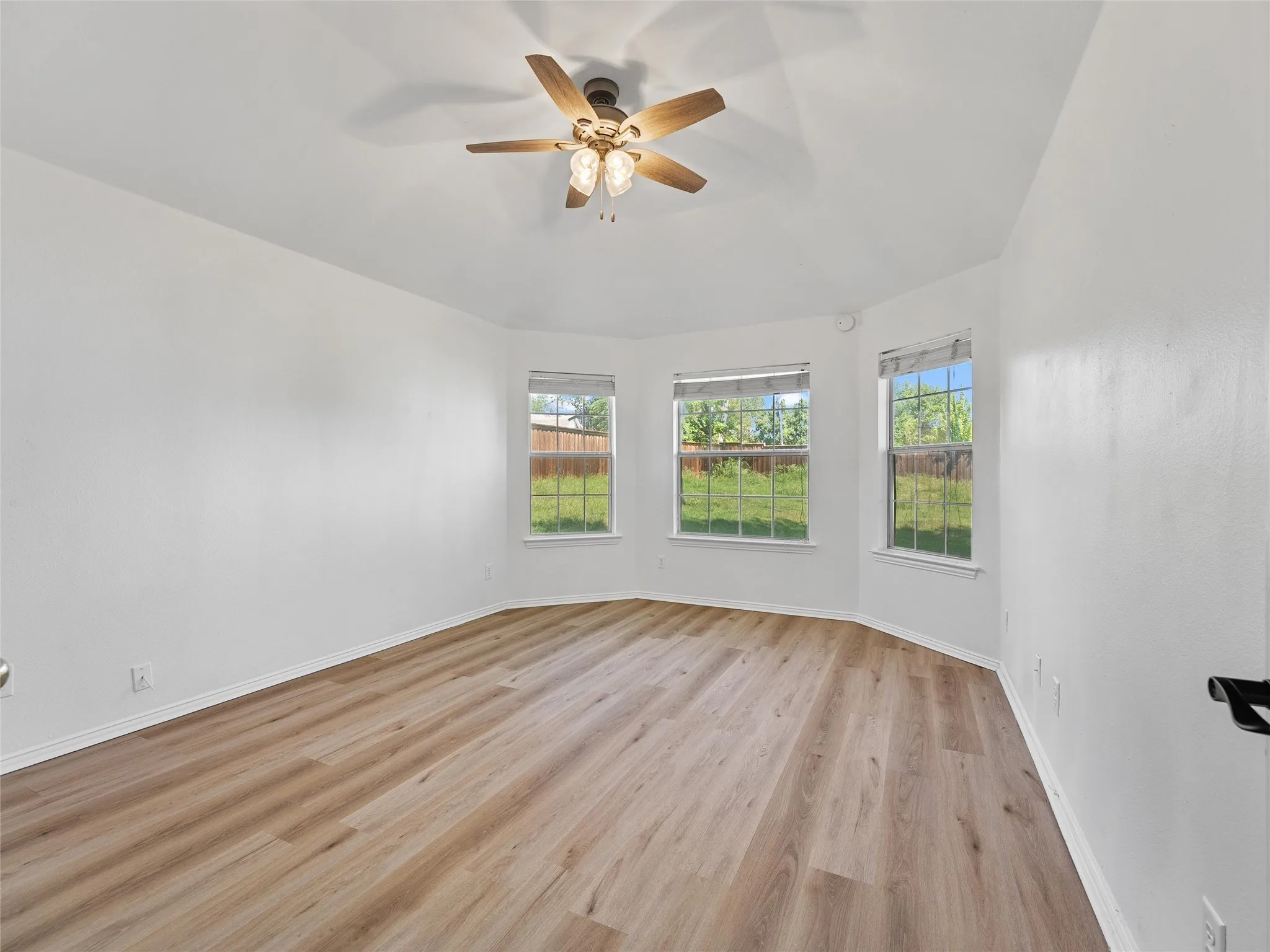 Single Family Residence For Sale in Ellis County , 3651 Willow Creek Drive, Midlothian, Texas 76065, 3 Bedroom, 2 Bathroom, 2 Garage spaces, 1,753 Sqft, built in 1997, Price $439,900, mls#21300584, Real Estate Agent in Midlothian, Homes For Sale in Ellis county, Homes For Sale in Midlothian, Realtor in Midlothian Texas, Real Estate Brokerage Independent Realty Texas, Luminita Cordes Realtor