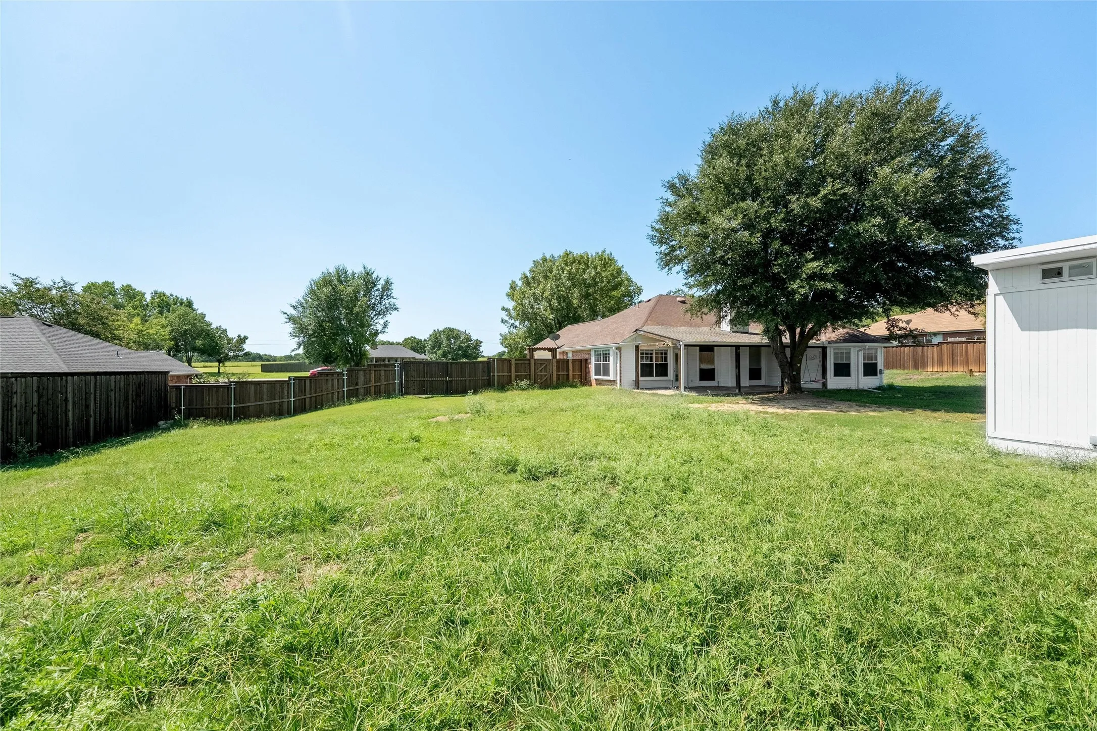 Single Family Residence For Sale in Ellis County , 3651 Willow Creek Drive, Midlothian, Texas 76065, 3 Bedroom, 2 Bathroom, 2 Garage spaces, 1,753 Sqft, built in 1997, Price $439,900, mls#21300584, Real Estate Agent in Midlothian, Homes For Sale in Ellis county, Homes For Sale in Midlothian, Realtor in Midlothian Texas, Real Estate Brokerage Independent Realty Texas, Luminita Cordes Realtor