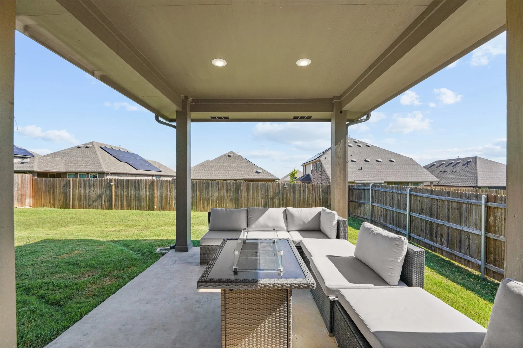 Single Family Residence For Sale in Ellis County , 2233 Burning Bush Lane, Waxahachie, Texas 75167, 4 Bedroom, 3 Bathroom, 2 Garage spaces, 2,771 Sqft, built in 2021, mls#21305261, Real Estate Agent in Waxahachie, Homes For Sale in Ellis county, Homes For Sale in Waxahachie, Realtor in Waxahachie Texas, Real Estate Brokerage Independent Realty Texas, Luminita Cordes Realtor