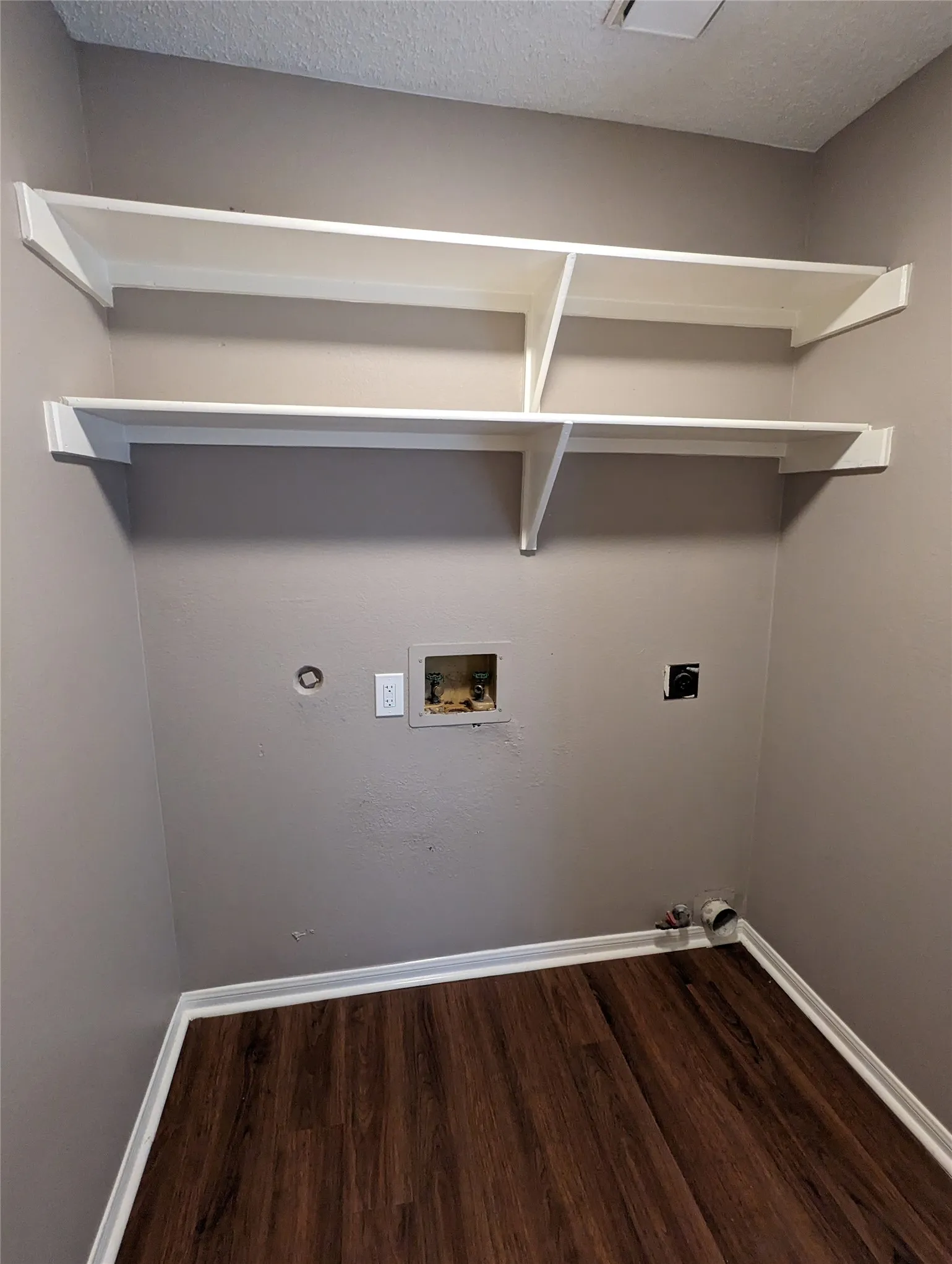 Single Family Residence For Rent in Dallas County , 2008 Valley Falls Avenue, Mesquite, Texas 75181, 3 Bedroom, 2 Bathroom, 2 Garage spaces, 1,674 Sqft, built in 1987, mls#21305288, Real Estate Agent in Mesquite, Homes For Rent in Dallas county, Homes For Rent in Mesquite, Realtor in Mesquite Texas, Real Estate Brokerage Independent Realty Texas, Luminita Cordes Realtor