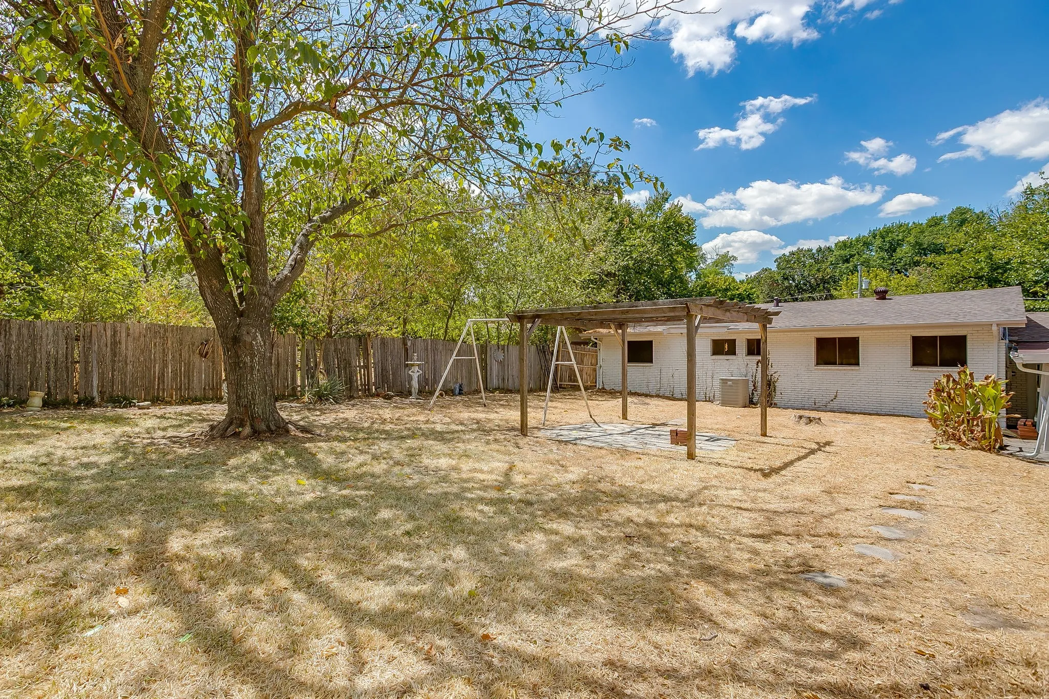 Single Family Residence For Sale in Parker County , 302 Case Street, Weatherford, Texas 76086, 3 Bedroom, 2 Bathroom, Garage spaces, 1,714 Sqft, built in 1960, mls#21305305, Real Estate Agent in Weatherford, Homes For Sale in Parker county, Homes For Sale in Weatherford, Realtor in Weatherford Texas, Real Estate Brokerage Independent Realty Texas, Luminita Cordes Realtor