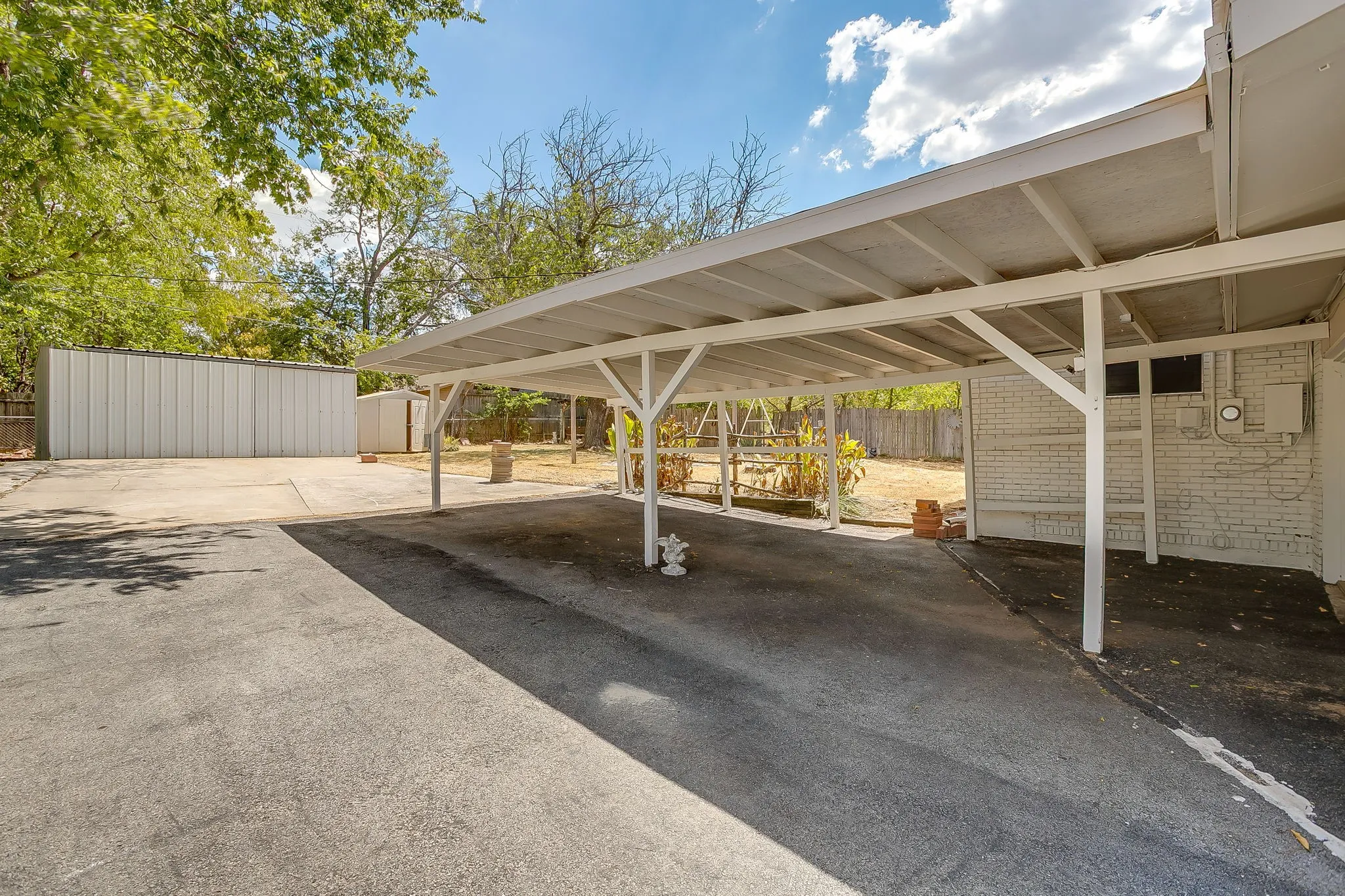 Single Family Residence For Sale in Parker County , 302 Case Street, Weatherford, Texas 76086, 3 Bedroom, 2 Bathroom, Garage spaces, 1,714 Sqft, built in 1960, mls#21305305, Real Estate Agent in Weatherford, Homes For Sale in Parker county, Homes For Sale in Weatherford, Realtor in Weatherford Texas, Real Estate Brokerage Independent Realty Texas, Luminita Cordes Realtor
