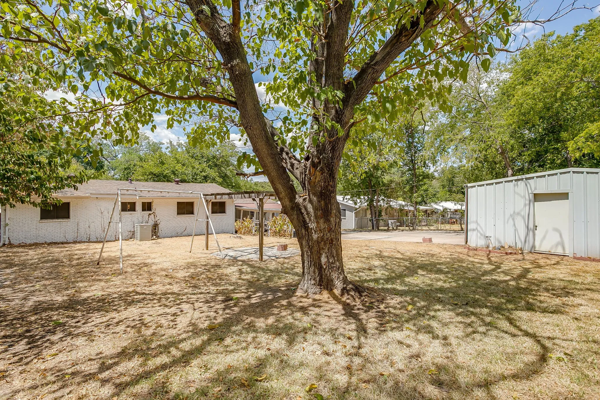 Single Family Residence For Sale in Parker County , 302 Case Street, Weatherford, Texas 76086, 3 Bedroom, 2 Bathroom, Garage spaces, 1,714 Sqft, built in 1960, mls#21305305, Real Estate Agent in Weatherford, Homes For Sale in Parker county, Homes For Sale in Weatherford, Realtor in Weatherford Texas, Real Estate Brokerage Independent Realty Texas, Luminita Cordes Realtor