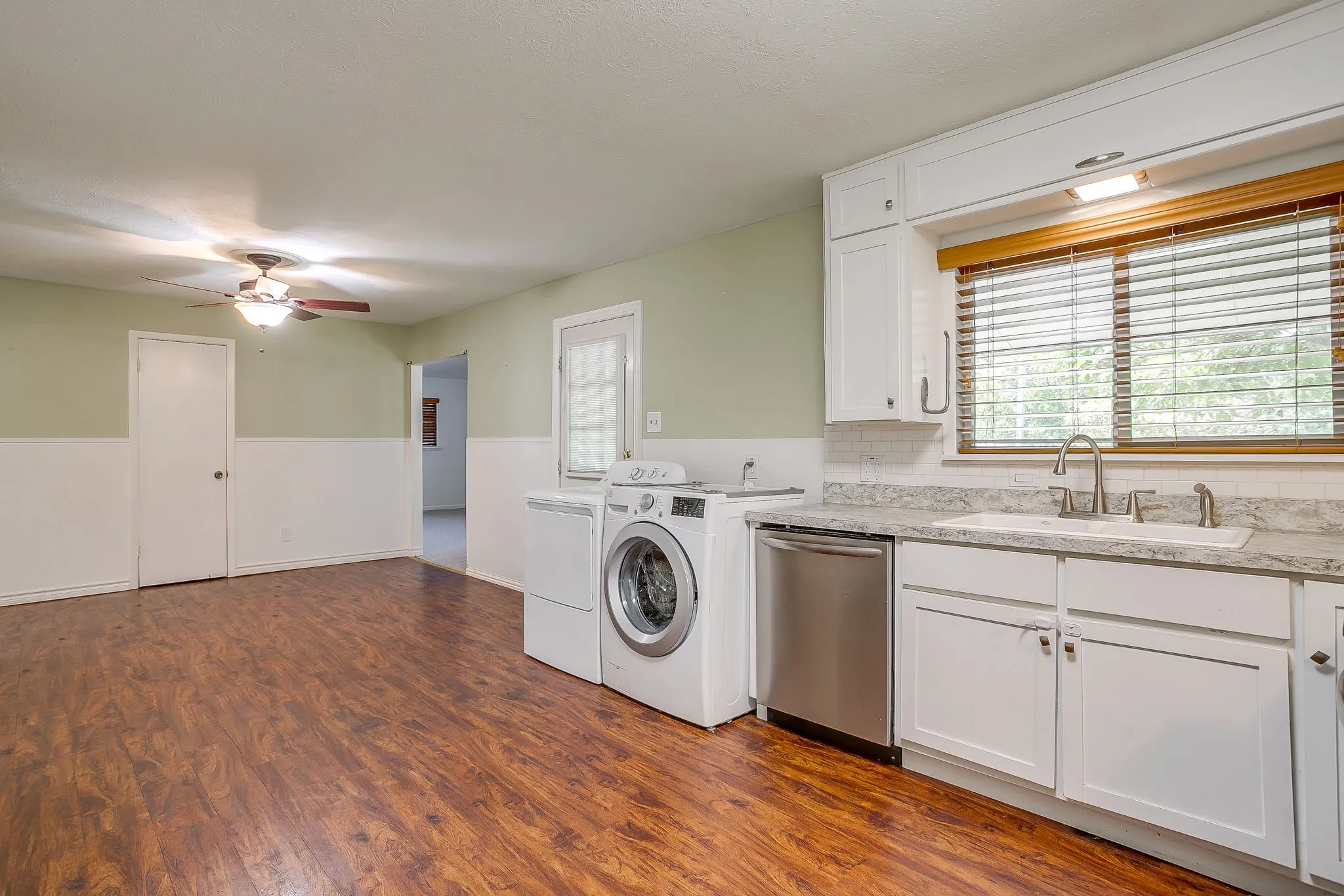 Kitchen & dining areas.