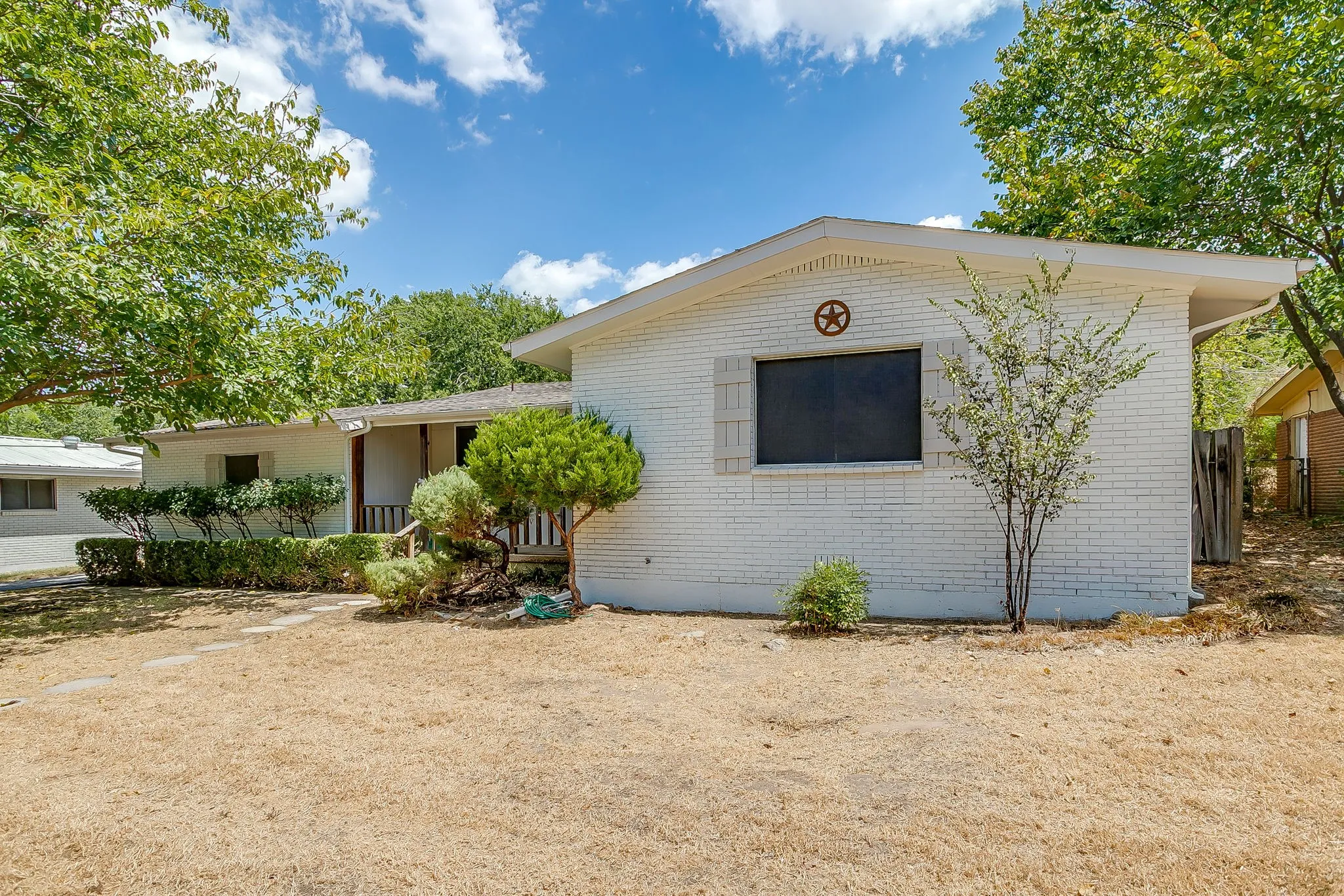 Single Family Residence For Sale in Parker County , 302 Case Street, Weatherford, Texas 76086, 3 Bedroom, 2 Bathroom, Garage spaces, 1,714 Sqft, built in 1960, mls#21305305, Real Estate Agent in Weatherford, Homes For Sale in Parker county, Homes For Sale in Weatherford, Realtor in Weatherford Texas, Real Estate Brokerage Independent Realty Texas, Luminita Cordes Realtor