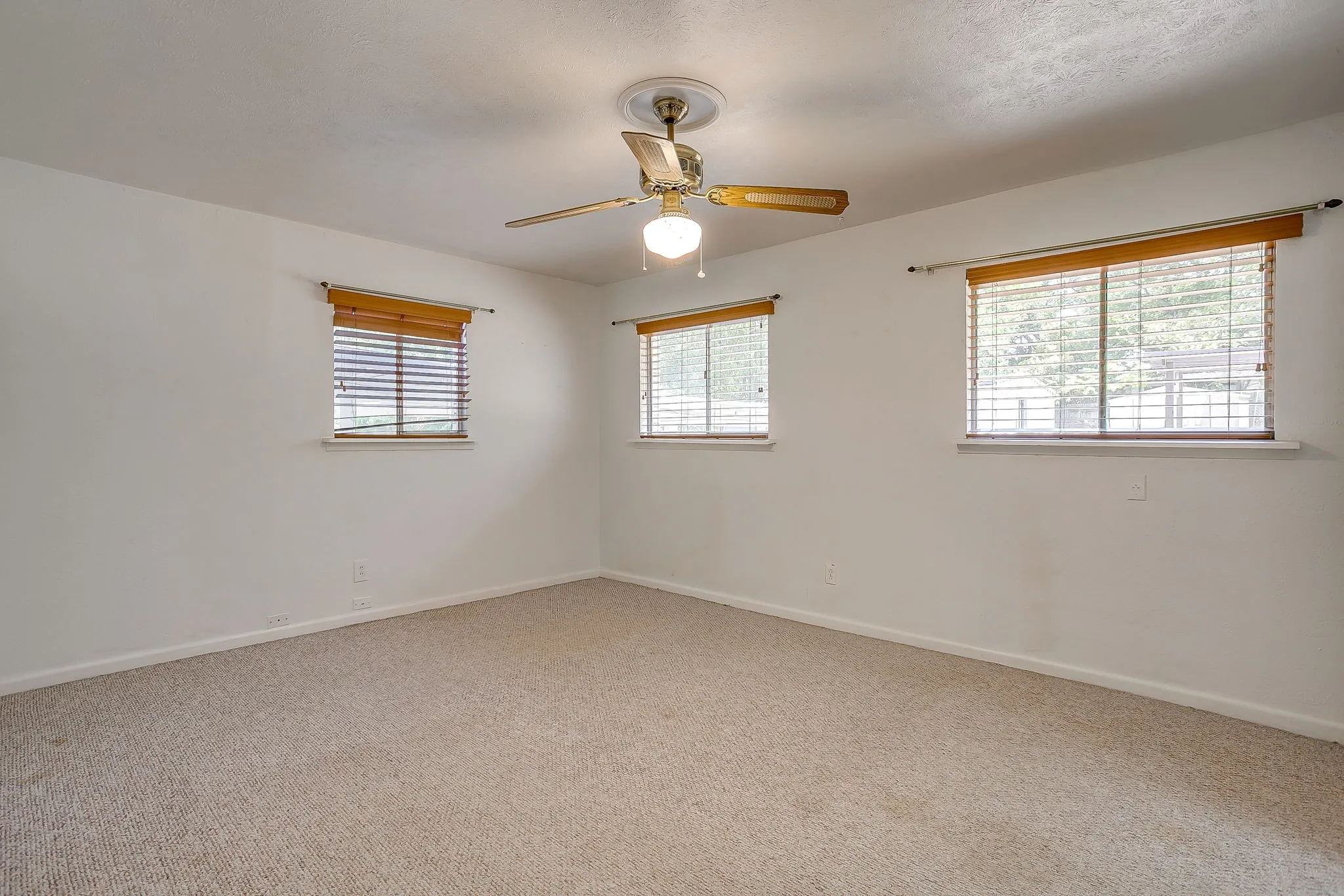 Single Family Residence For Sale in Parker County , 302 Case Street, Weatherford, Texas 76086, 3 Bedroom, 2 Bathroom, Garage spaces, 1,714 Sqft, built in 1960, mls#21305305, Real Estate Agent in Weatherford, Homes For Sale in Parker county, Homes For Sale in Weatherford, Realtor in Weatherford Texas, Real Estate Brokerage Independent Realty Texas, Luminita Cordes Realtor