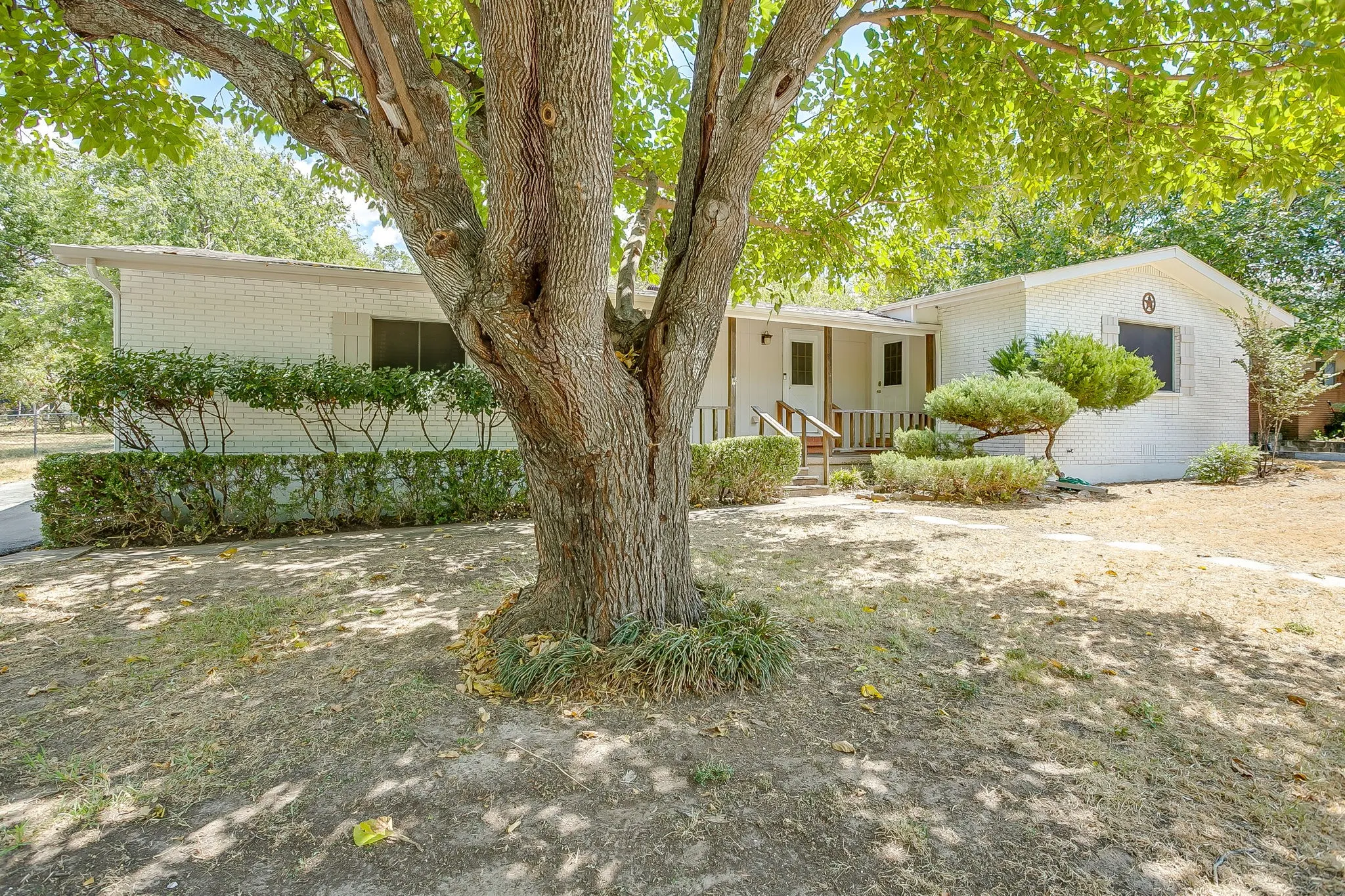 Single Family Residence For Sale in Parker County , 302 Case Street, Weatherford, Texas 76086, 3 Bedroom, 2 Bathroom, Garage spaces, 1,714 Sqft, built in 1960, mls#21305305, Real Estate Agent in Weatherford, Homes For Sale in Parker county, Homes For Sale in Weatherford, Realtor in Weatherford Texas, Real Estate Brokerage Independent Realty Texas, Luminita Cordes Realtor