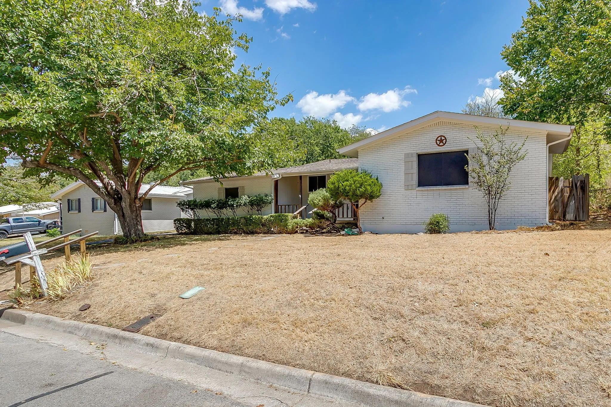 Single Family Residence For Sale in Parker County , 302 Case Street, Weatherford, Texas 76086, 3 Bedroom, 2 Bathroom, Garage spaces, 1,714 Sqft, built in 1960, mls#21305305, Real Estate Agent in Weatherford, Homes For Sale in Parker county, Homes For Sale in Weatherford, Realtor in Weatherford Texas, Real Estate Brokerage Independent Realty Texas, Luminita Cordes Realtor