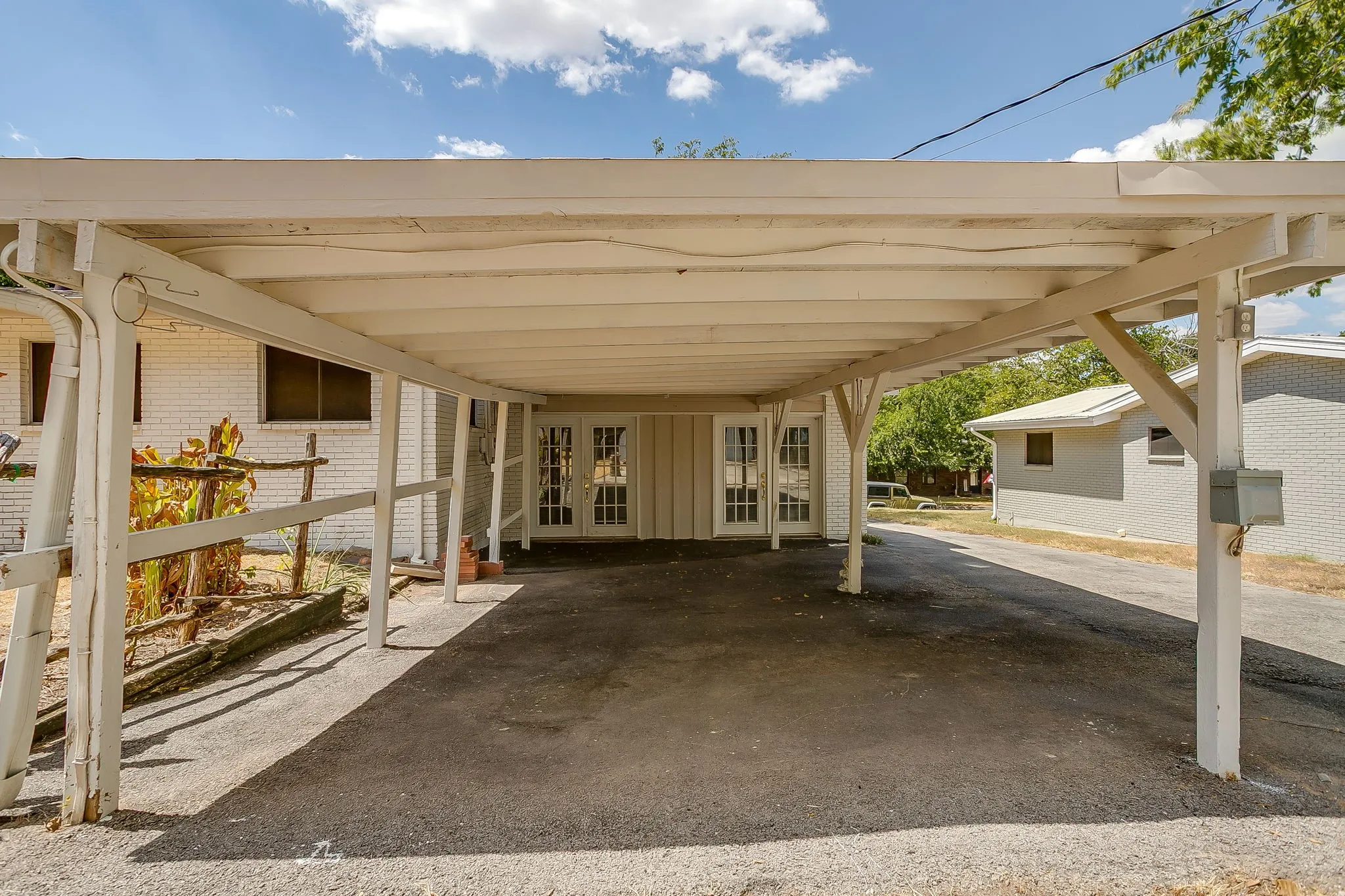 Single Family Residence For Sale in Parker County , 302 Case Street, Weatherford, Texas 76086, 3 Bedroom, 2 Bathroom, Garage spaces, 1,714 Sqft, built in 1960, mls#21305305, Real Estate Agent in Weatherford, Homes For Sale in Parker county, Homes For Sale in Weatherford, Realtor in Weatherford Texas, Real Estate Brokerage Independent Realty Texas, Luminita Cordes Realtor