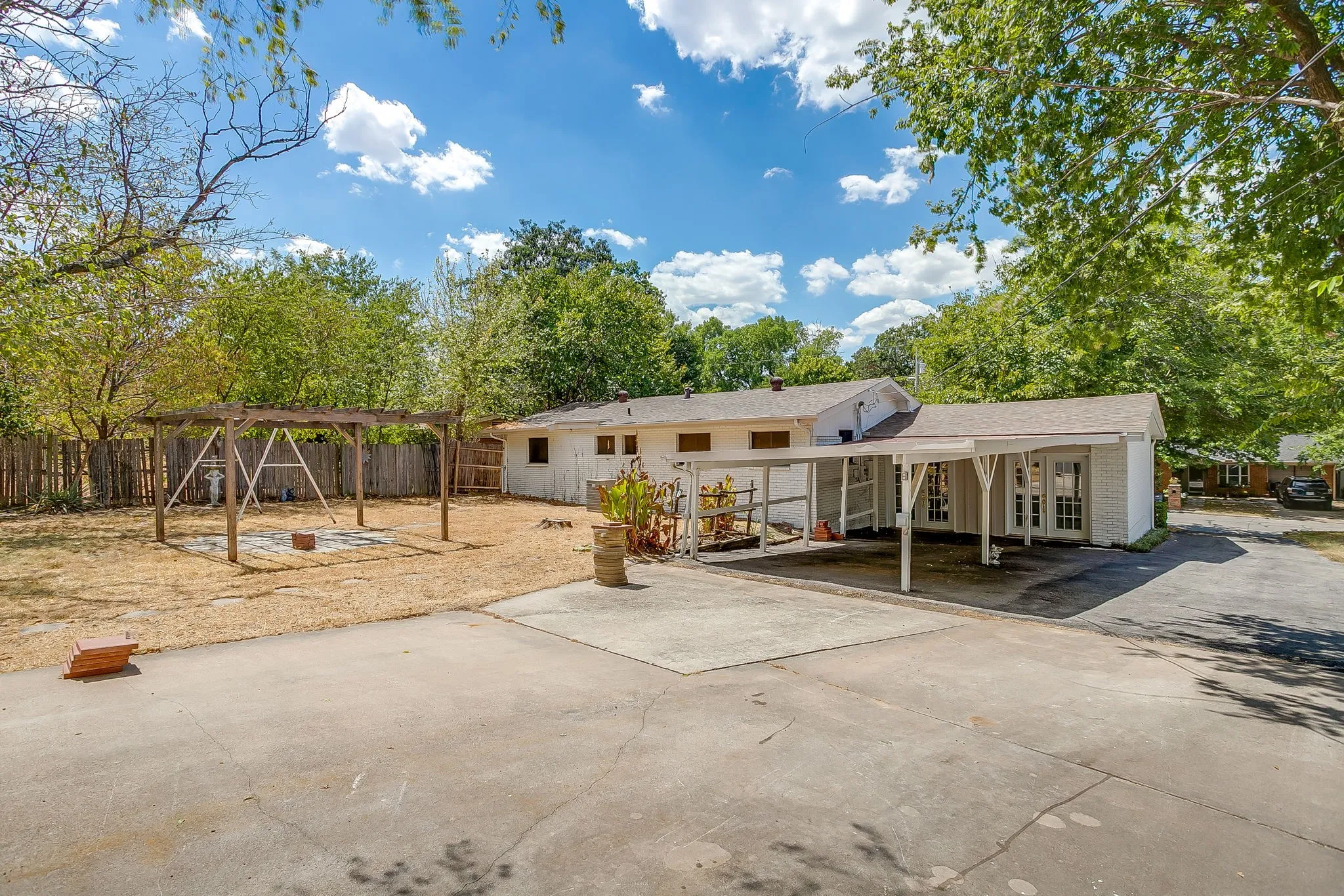 Single Family Residence For Sale in Parker County , 302 Case Street, Weatherford, Texas 76086, 3 Bedroom, 2 Bathroom, Garage spaces, 1,714 Sqft, built in 1960, mls#21305305, Real Estate Agent in Weatherford, Homes For Sale in Parker county, Homes For Sale in Weatherford, Realtor in Weatherford Texas, Real Estate Brokerage Independent Realty Texas, Luminita Cordes Realtor