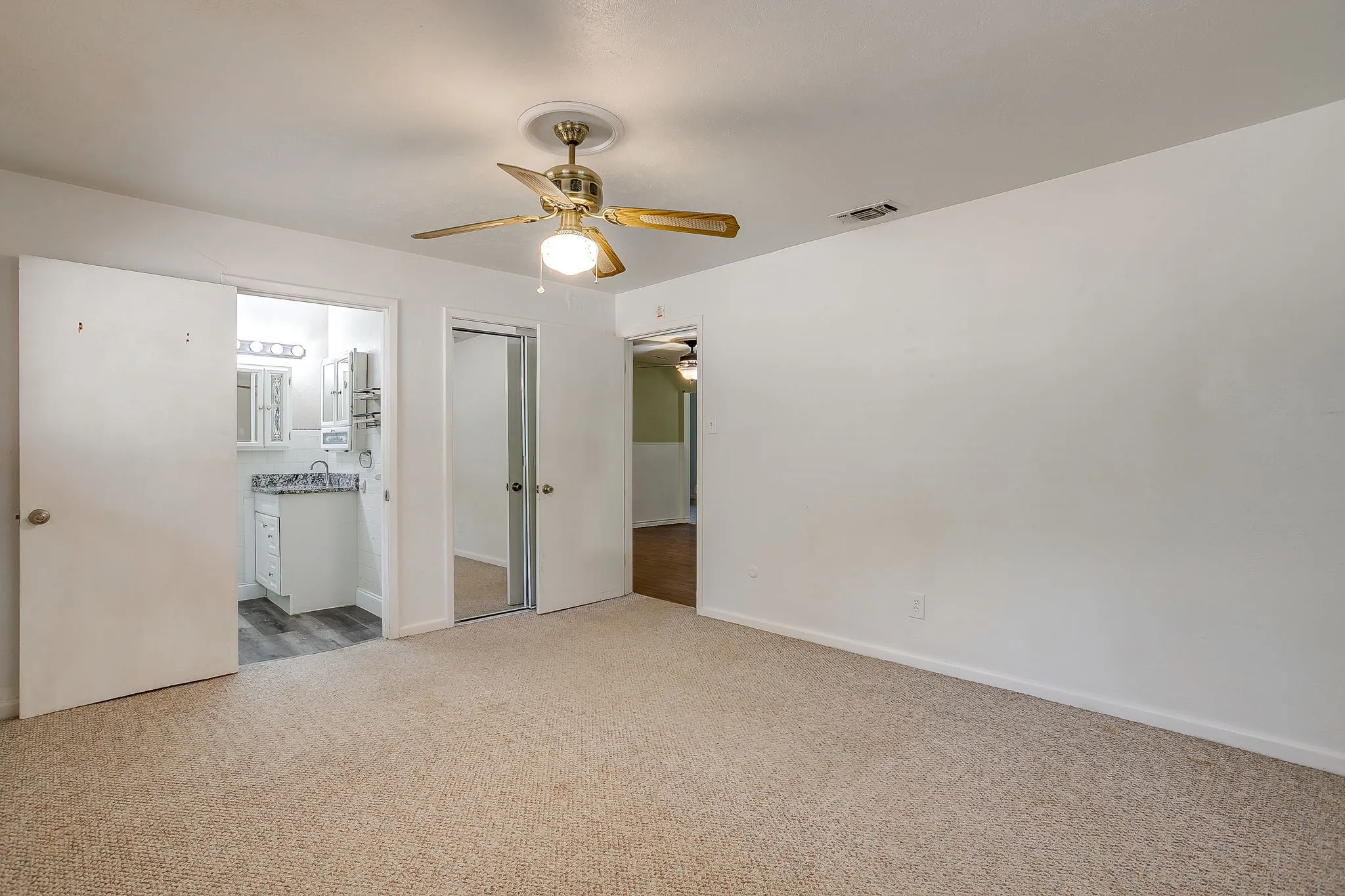 Single Family Residence For Sale in Parker County , 302 Case Street, Weatherford, Texas 76086, 3 Bedroom, 2 Bathroom, Garage spaces, 1,714 Sqft, built in 1960, mls#21305305, Real Estate Agent in Weatherford, Homes For Sale in Parker county, Homes For Sale in Weatherford, Realtor in Weatherford Texas, Real Estate Brokerage Independent Realty Texas, Luminita Cordes Realtor