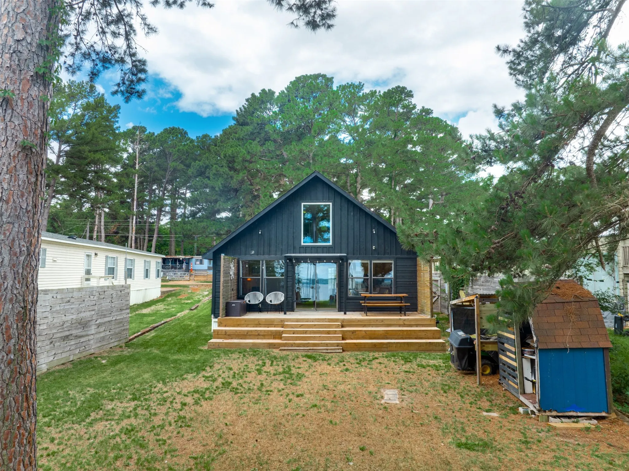 Single Family Residence For Sale in Henderson County , 4737 Sunrise Drive, Chandler, Texas 75758, 2 Bedroom, 2 Bathroom, Garage spaces, 816 Sqft, built in 1999, mls#21305020, Real Estate Agent in Chandler, Homes For Sale in Henderson county, Homes For Sale in Chandler, Realtor in Chandler Texas, Real Estate Brokerage Independent Realty Texas, Luminita Cordes Realtor