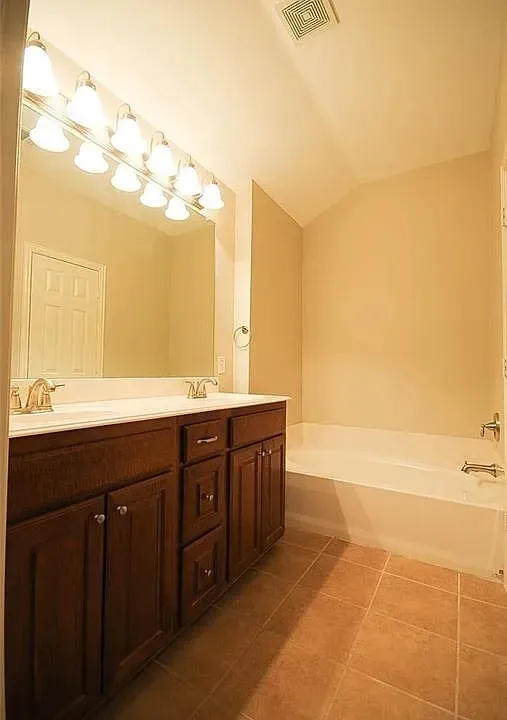 Townhouse For Rent in Dallas County , 3652 vienna Street, Irving, Texas 75038, 3 Bedroom, 4 Bathroom, 2 Garage spaces, 1,817 Sqft, built in 2010, mls#21305311, Real Estate Agent in Irving, Homes For Rent in Dallas county, Homes For Rent in Irving, Realtor in Irving Texas, Real Estate Brokerage Independent Realty Texas, Luminita Cordes Realtor