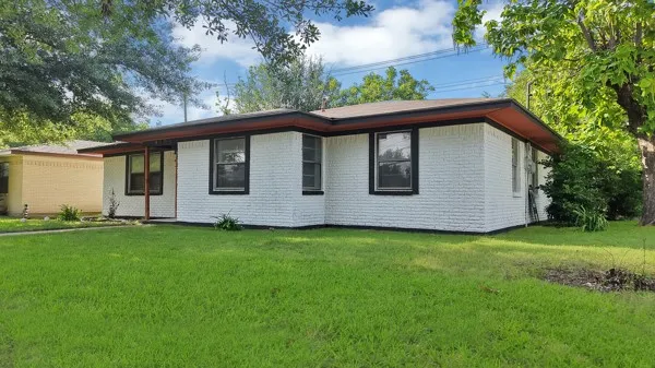 Single Family Residence For Sale in Hunt County , 4200 Templeton Street, Greenville, Texas 75401, 3 Bedroom, 2 Bathroom, Garage spaces, 1,782 Sqft, built in 1974, mls#21305361, Real Estate Agent in Greenville, Homes For Sale in Hunt county, Homes For Sale in Greenville, Realtor in Greenville Texas, Real Estate Brokerage Independent Realty Texas, Luminita Cordes Realtor