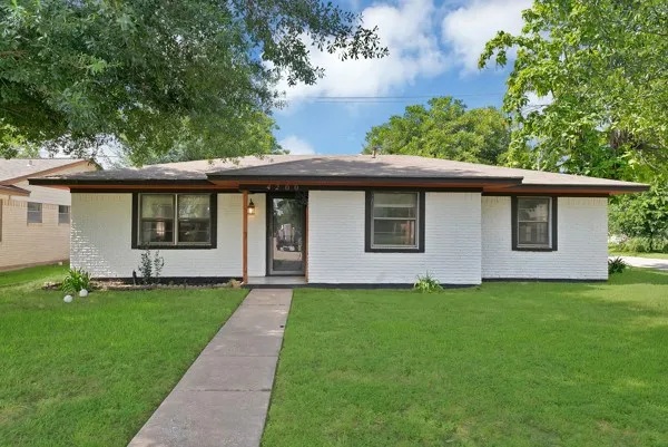 Single Family Residence For Sale in Hunt County , 4200 Templeton Street, Greenville, Texas 75401, 3 Bedroom, 2 Bathroom, Garage spaces, 1,782 Sqft, built in 1974, mls#21305361, Real Estate Agent in Greenville, Homes For Sale in Hunt county, Homes For Sale in Greenville, Realtor in Greenville Texas, Real Estate Brokerage Independent Realty Texas, Luminita Cordes Realtor
