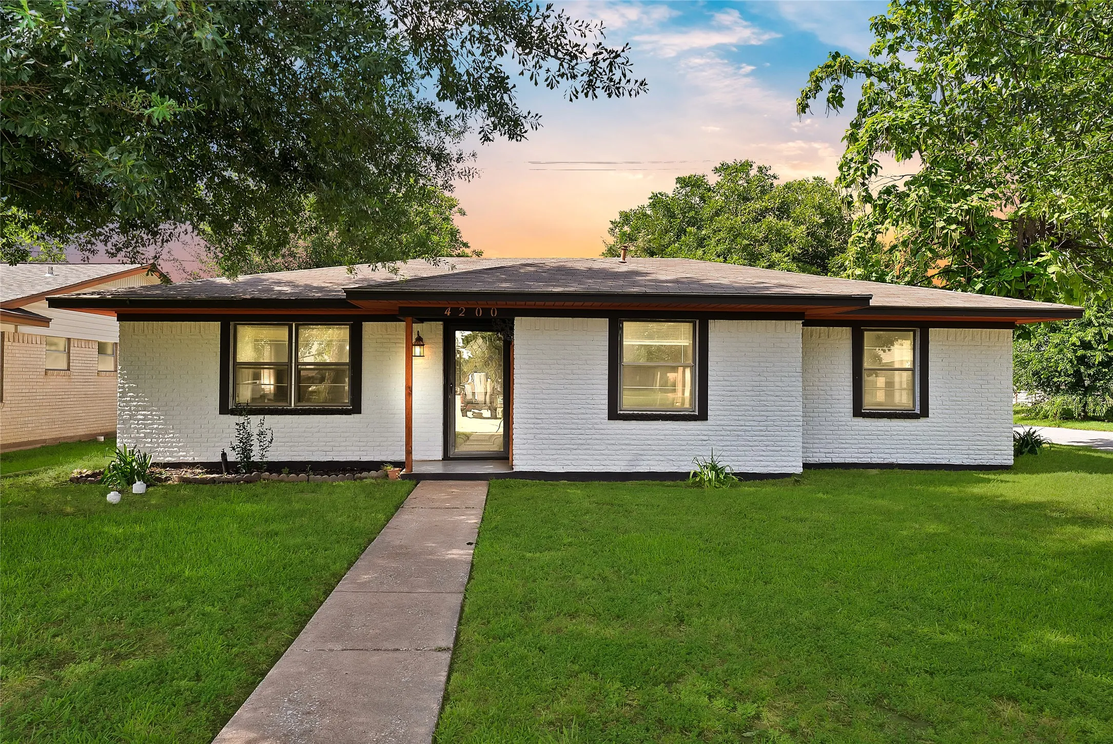 Single Family Residence For Sale in Hunt County , 4200 Templeton Street, Greenville, Texas 75401, 3 Bedroom, 2 Bathroom, Garage spaces, 1,782 Sqft, built in 1974, mls#21305361, Real Estate Agent in Greenville, Homes For Sale in Hunt county, Homes For Sale in Greenville, Realtor in Greenville Texas, Real Estate Brokerage Independent Realty Texas, Luminita Cordes Realtor