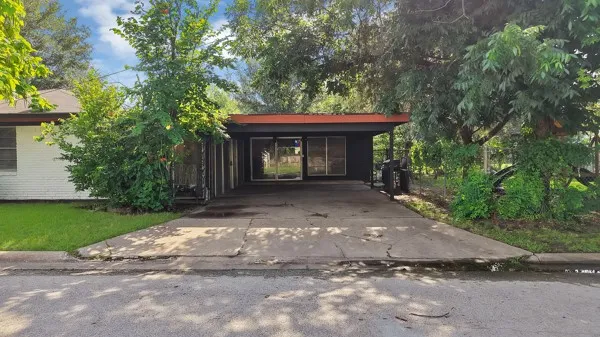 Single Family Residence For Sale in Hunt County , 4200 Templeton Street, Greenville, Texas 75401, 3 Bedroom, 2 Bathroom, Garage spaces, 1,782 Sqft, built in 1974, mls#21305361, Real Estate Agent in Greenville, Homes For Sale in Hunt county, Homes For Sale in Greenville, Realtor in Greenville Texas, Real Estate Brokerage Independent Realty Texas, Luminita Cordes Realtor
