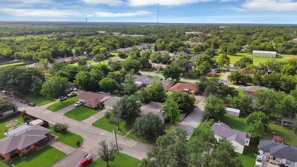 Single Family Residence For Sale in Hunt County , 4200 Templeton Street, Greenville, Texas 75401, 3 Bedroom, 2 Bathroom, Garage spaces, 1,782 Sqft, built in 1974, mls#21305361, Real Estate Agent in Greenville, Homes For Sale in Hunt county, Homes For Sale in Greenville, Realtor in Greenville Texas, Real Estate Brokerage Independent Realty Texas, Luminita Cordes Realtor