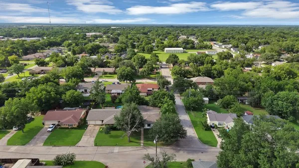 Single Family Residence For Sale in Hunt County , 4200 Templeton Street, Greenville, Texas 75401, 3 Bedroom, 2 Bathroom, Garage spaces, 1,782 Sqft, built in 1974, mls#21305361, Real Estate Agent in Greenville, Homes For Sale in Hunt county, Homes For Sale in Greenville, Realtor in Greenville Texas, Real Estate Brokerage Independent Realty Texas, Luminita Cordes Realtor