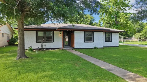 Single Family Residence For Sale in Hunt County , 4200 Templeton Street, Greenville, Texas 75401, 3 Bedroom, 2 Bathroom, Garage spaces, 1,782 Sqft, built in 1974, mls#21305361, Real Estate Agent in Greenville, Homes For Sale in Hunt county, Homes For Sale in Greenville, Realtor in Greenville Texas, Real Estate Brokerage Independent Realty Texas, Luminita Cordes Realtor