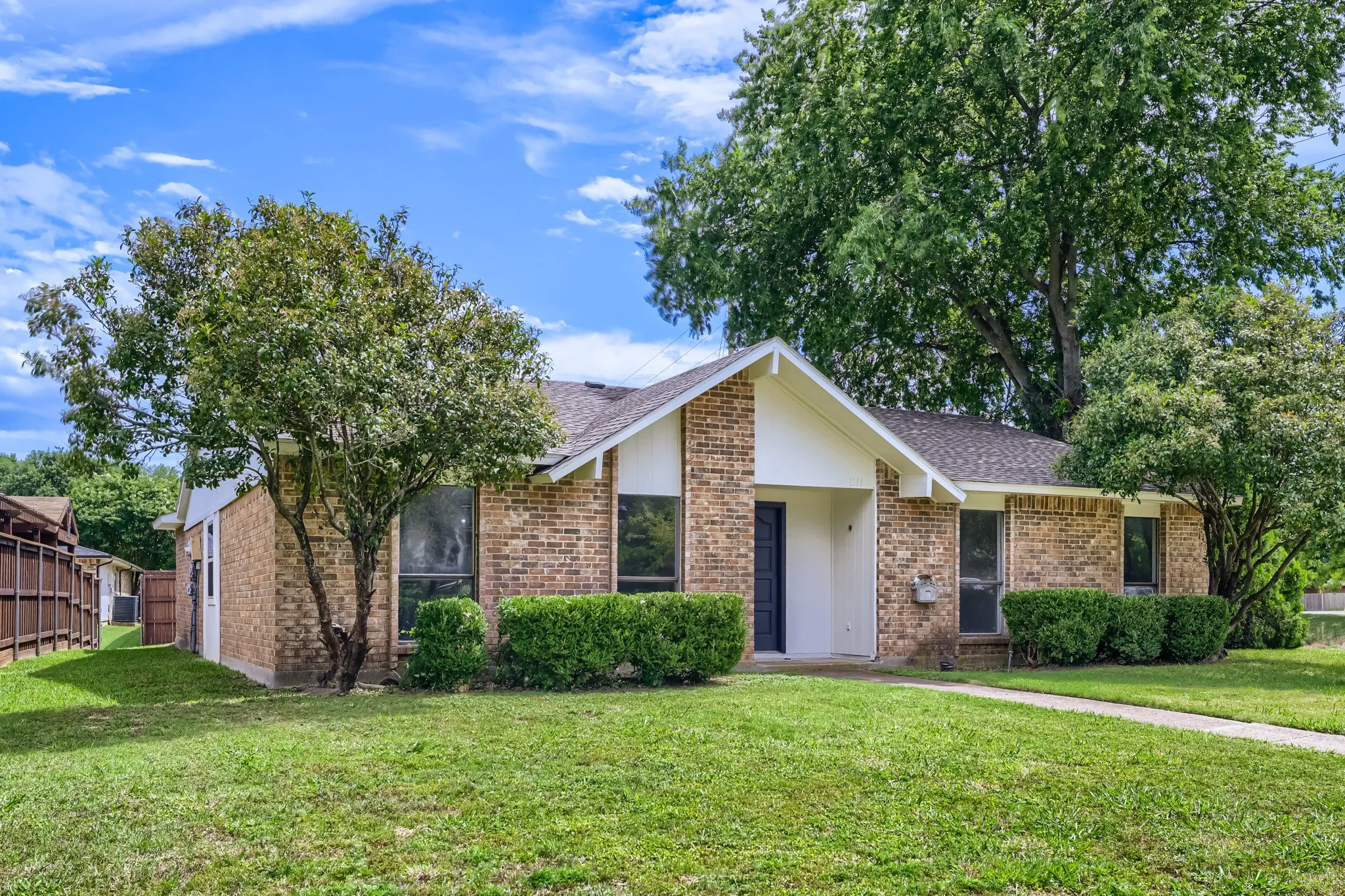 Single Family Residence For Sale in Collin County , 1200 Creekwood Court, Allen, Texas 75002, 3 Bedroom, 2 Bathroom, 2 Garage spaces, 1,521 Sqft, built in 1981, mls#21225037, Real Estate Agent in Allen, Homes For Sale in Collin county, Homes For Sale in Allen, Realtor in Allen Texas, Real Estate Brokerage Independent Realty Texas, Luminita Cordes Realtor