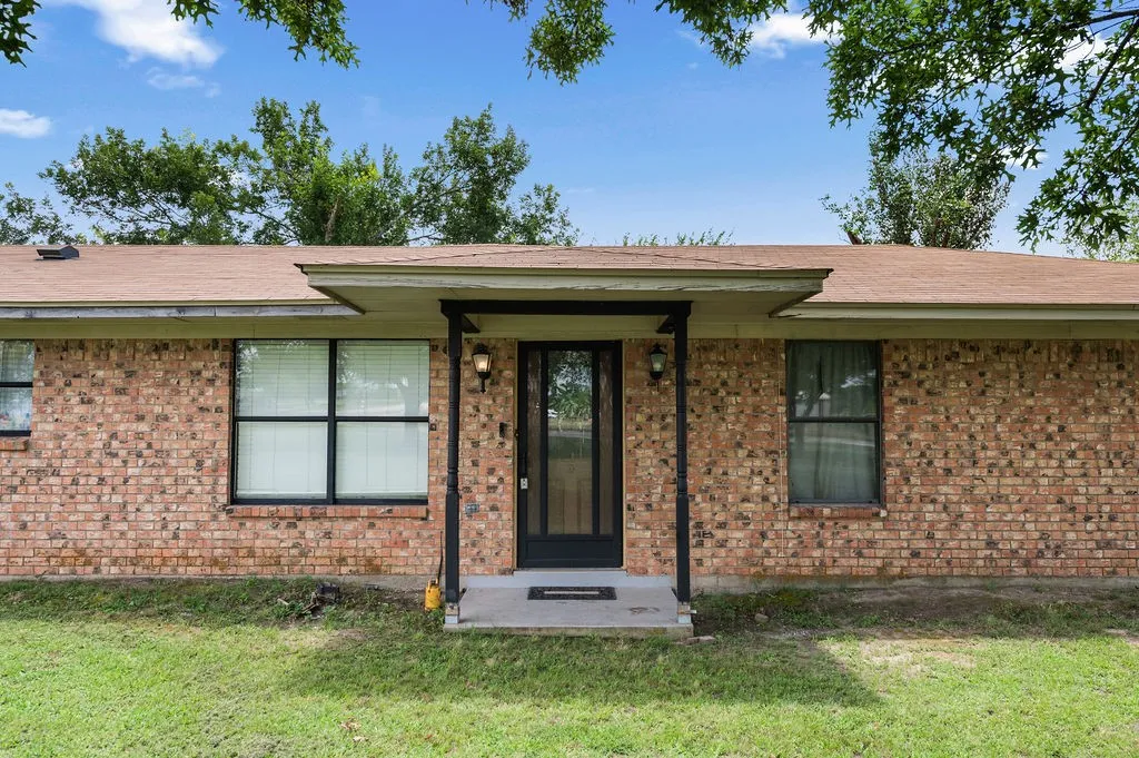 Single Family Residence For Sale in Hopkins County , 882 Farm Road 1537, Sulphur Springs, Texas 75482, 3 Bedroom, 2 Bathroom, 1 Garage spaces, 1,854 Sqft, built in 1979, mls#21305365, Real Estate Agent in Sulphur Springs, Homes For Sale in Hopkins county, Homes For Sale in Sulphur Springs, Realtor in Sulphur Springs Texas, Real Estate Brokerage Independent Realty Texas, Luminita Cordes Realtor