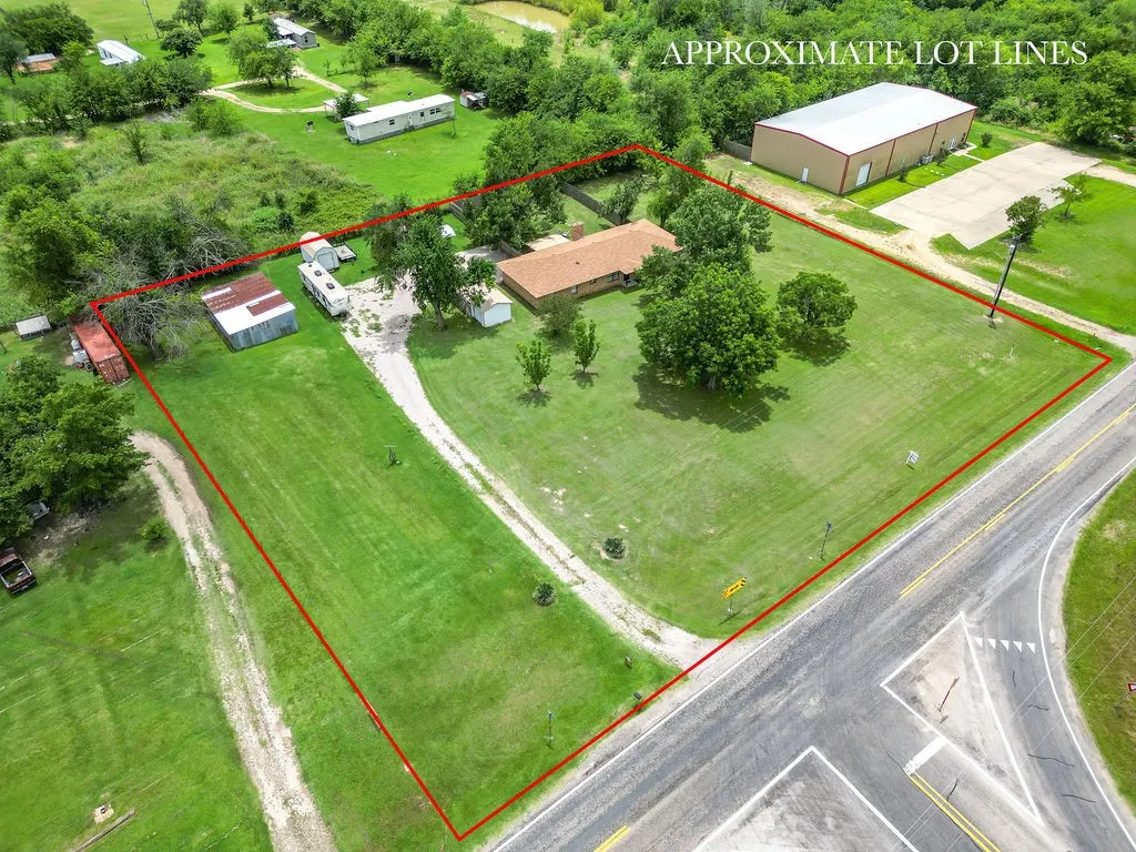 Single Family Residence For Sale in Hopkins County , 882 Farm Road 1537, Sulphur Springs, Texas 75482, 3 Bedroom, 2 Bathroom, 1 Garage spaces, 1,854 Sqft, built in 1979, mls#21305365, Real Estate Agent in Sulphur Springs, Homes For Sale in Hopkins county, Homes For Sale in Sulphur Springs, Realtor in Sulphur Springs Texas, Real Estate Brokerage Independent Realty Texas, Luminita Cordes Realtor