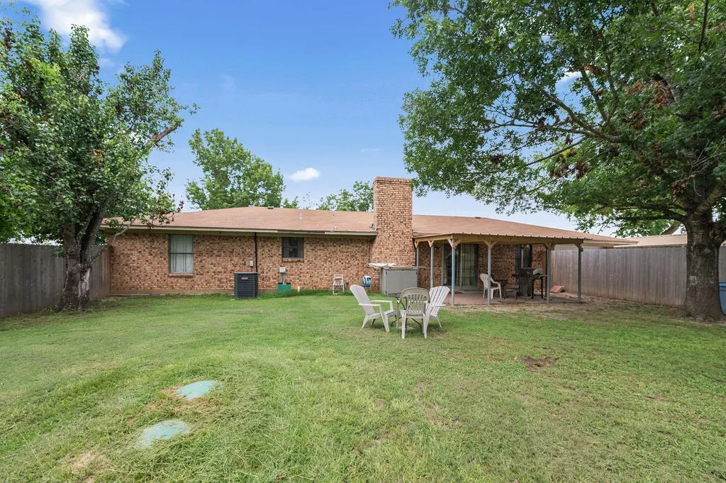 Single Family Residence For Sale in Hopkins County , 882 Farm Road 1537, Sulphur Springs, Texas 75482, 3 Bedroom, 2 Bathroom, 1 Garage spaces, 1,854 Sqft, built in 1979, mls#21305365, Real Estate Agent in Sulphur Springs, Homes For Sale in Hopkins county, Homes For Sale in Sulphur Springs, Realtor in Sulphur Springs Texas, Real Estate Brokerage Independent Realty Texas, Luminita Cordes Realtor