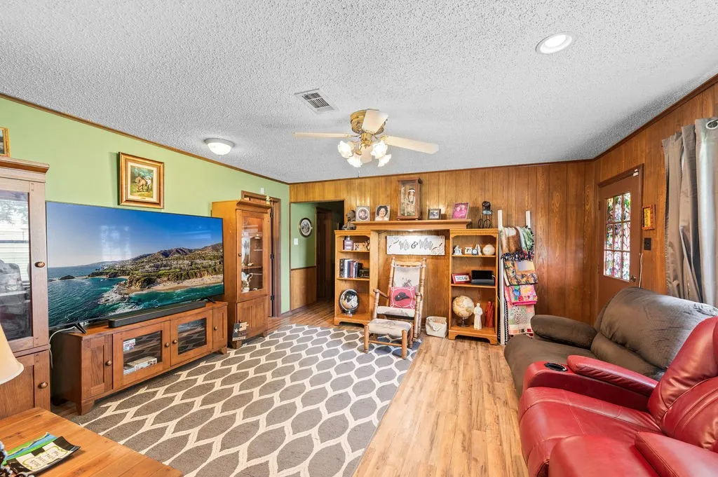 Single Family Residence For Sale in Hopkins County , 882 Farm Road 1537, Sulphur Springs, Texas 75482, 3 Bedroom, 2 Bathroom, 1 Garage spaces, 1,854 Sqft, built in 1979, mls#21305365, Real Estate Agent in Sulphur Springs, Homes For Sale in Hopkins county, Homes For Sale in Sulphur Springs, Realtor in Sulphur Springs Texas, Real Estate Brokerage Independent Realty Texas, Luminita Cordes Realtor