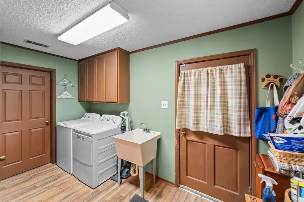 Single Family Residence For Sale in Hopkins County , 882 Farm Road 1537, Sulphur Springs, Texas 75482, 3 Bedroom, 2 Bathroom, 1 Garage spaces, 1,854 Sqft, built in 1979, mls#21305365, Real Estate Agent in Sulphur Springs, Homes For Sale in Hopkins county, Homes For Sale in Sulphur Springs, Realtor in Sulphur Springs Texas, Real Estate Brokerage Independent Realty Texas, Luminita Cordes Realtor