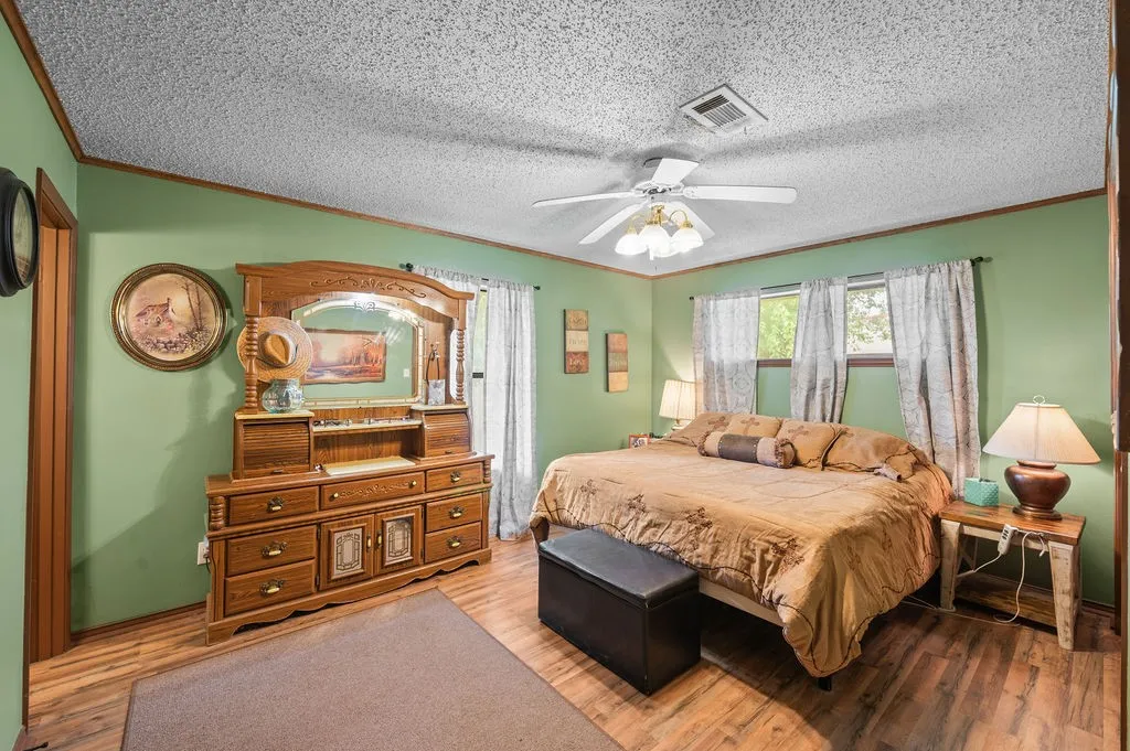 Single Family Residence For Sale in Hopkins County , 882 Farm Road 1537, Sulphur Springs, Texas 75482, 3 Bedroom, 2 Bathroom, 1 Garage spaces, 1,854 Sqft, built in 1979, mls#21305365, Real Estate Agent in Sulphur Springs, Homes For Sale in Hopkins county, Homes For Sale in Sulphur Springs, Realtor in Sulphur Springs Texas, Real Estate Brokerage Independent Realty Texas, Luminita Cordes Realtor