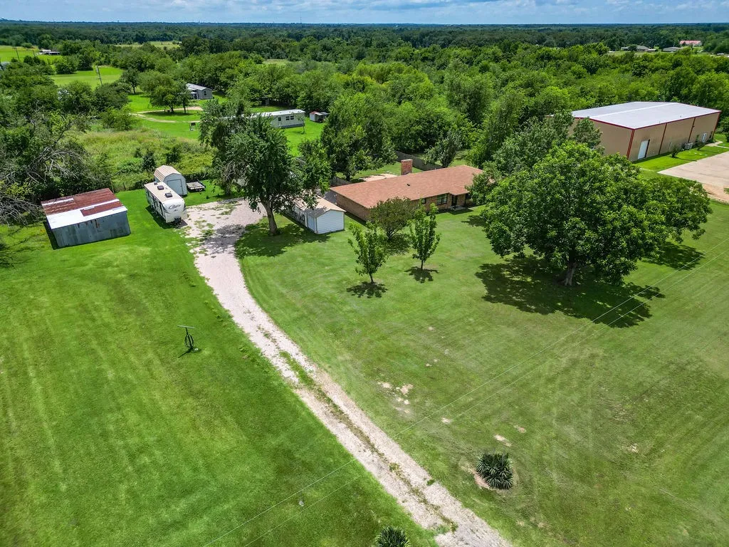 Single Family Residence For Sale in Hopkins County , 882 Farm Road 1537, Sulphur Springs, Texas 75482, 3 Bedroom, 2 Bathroom, 1 Garage spaces, 1,854 Sqft, built in 1979, mls#21305365, Real Estate Agent in Sulphur Springs, Homes For Sale in Hopkins county, Homes For Sale in Sulphur Springs, Realtor in Sulphur Springs Texas, Real Estate Brokerage Independent Realty Texas, Luminita Cordes Realtor