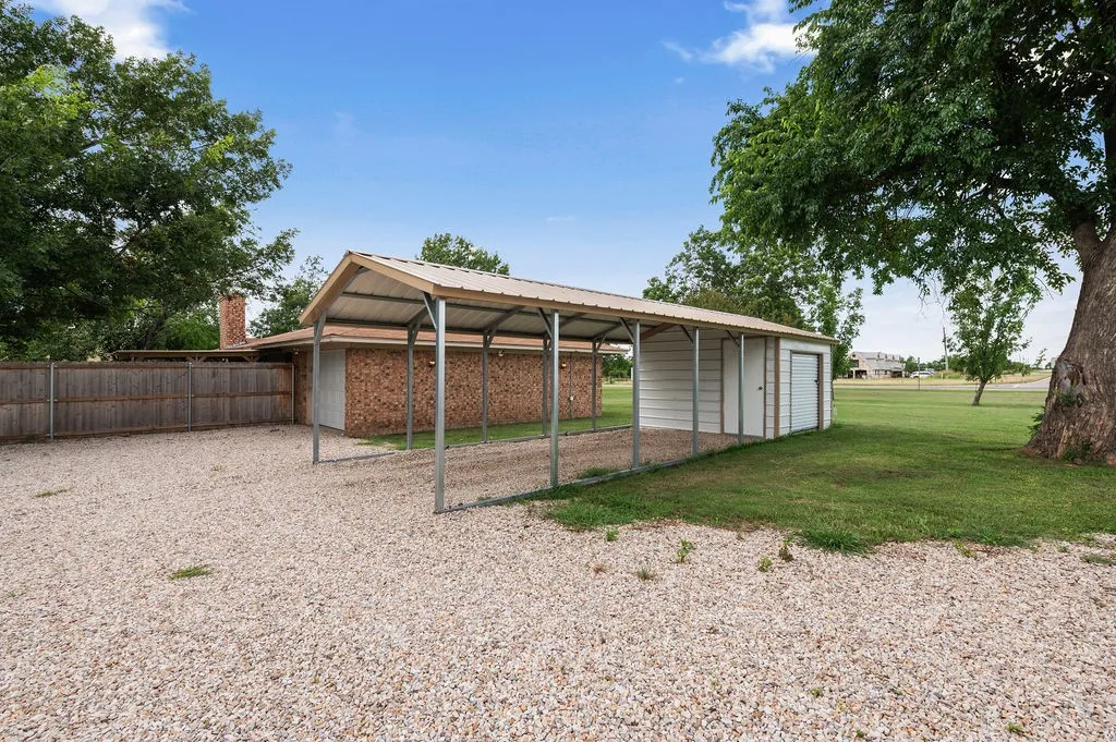 Single Family Residence For Sale in Hopkins County , 882 Farm Road 1537, Sulphur Springs, Texas 75482, 3 Bedroom, 2 Bathroom, 1 Garage spaces, 1,854 Sqft, built in 1979, mls#21305365, Real Estate Agent in Sulphur Springs, Homes For Sale in Hopkins county, Homes For Sale in Sulphur Springs, Realtor in Sulphur Springs Texas, Real Estate Brokerage Independent Realty Texas, Luminita Cordes Realtor