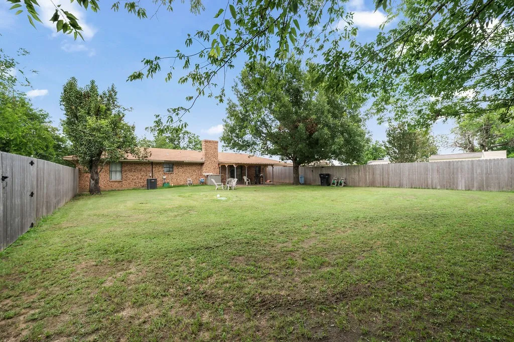 Single Family Residence For Sale in Hopkins County , 882 Farm Road 1537, Sulphur Springs, Texas 75482, 3 Bedroom, 2 Bathroom, 1 Garage spaces, 1,854 Sqft, built in 1979, mls#21305365, Real Estate Agent in Sulphur Springs, Homes For Sale in Hopkins county, Homes For Sale in Sulphur Springs, Realtor in Sulphur Springs Texas, Real Estate Brokerage Independent Realty Texas, Luminita Cordes Realtor