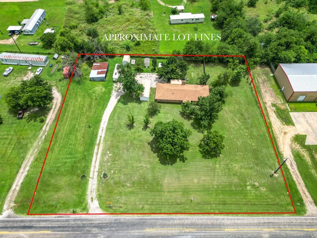 Single Family Residence For Sale in Hopkins County , 882 Farm Road 1537, Sulphur Springs, Texas 75482, 3 Bedroom, 2 Bathroom, 1 Garage spaces, 1,854 Sqft, built in 1979, mls#21305365, Real Estate Agent in Sulphur Springs, Homes For Sale in Hopkins county, Homes For Sale in Sulphur Springs, Realtor in Sulphur Springs Texas, Real Estate Brokerage Independent Realty Texas, Luminita Cordes Realtor