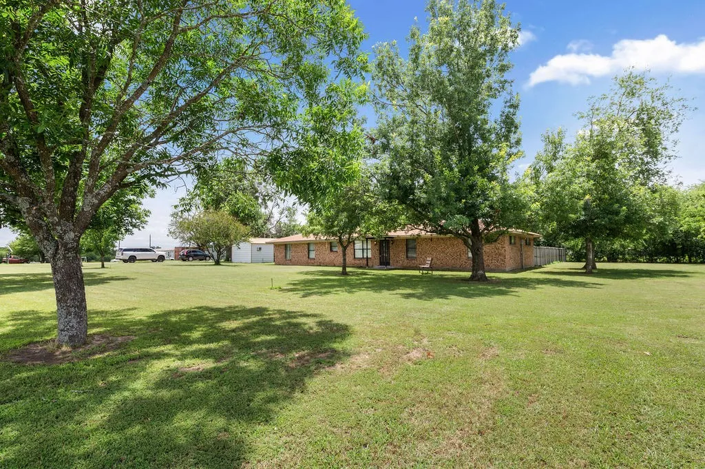 Single Family Residence For Sale in Hopkins County , 882 Farm Road 1537, Sulphur Springs, Texas 75482, 3 Bedroom, 2 Bathroom, 1 Garage spaces, 1,854 Sqft, built in 1979, mls#21305365, Real Estate Agent in Sulphur Springs, Homes For Sale in Hopkins county, Homes For Sale in Sulphur Springs, Realtor in Sulphur Springs Texas, Real Estate Brokerage Independent Realty Texas, Luminita Cordes Realtor