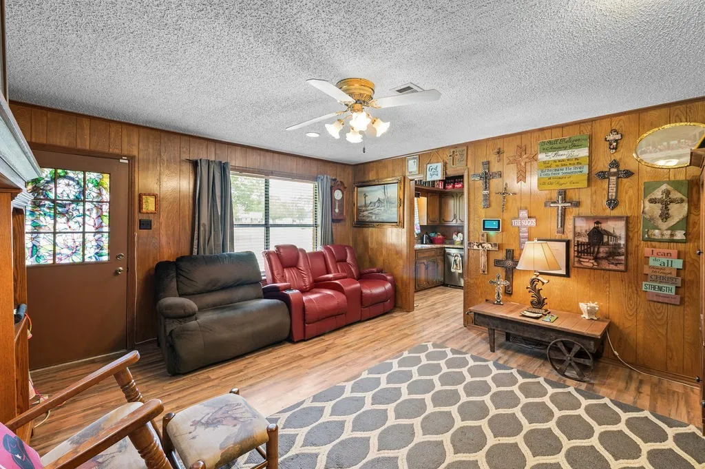 Single Family Residence For Sale in Hopkins County , 882 Farm Road 1537, Sulphur Springs, Texas 75482, 3 Bedroom, 2 Bathroom, 1 Garage spaces, 1,854 Sqft, built in 1979, mls#21305365, Real Estate Agent in Sulphur Springs, Homes For Sale in Hopkins county, Homes For Sale in Sulphur Springs, Realtor in Sulphur Springs Texas, Real Estate Brokerage Independent Realty Texas, Luminita Cordes Realtor