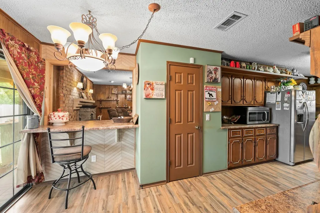 Single Family Residence For Sale in Hopkins County , 882 Farm Road 1537, Sulphur Springs, Texas 75482, 3 Bedroom, 2 Bathroom, 1 Garage spaces, 1,854 Sqft, built in 1979, mls#21305365, Real Estate Agent in Sulphur Springs, Homes For Sale in Hopkins county, Homes For Sale in Sulphur Springs, Realtor in Sulphur Springs Texas, Real Estate Brokerage Independent Realty Texas, Luminita Cordes Realtor
