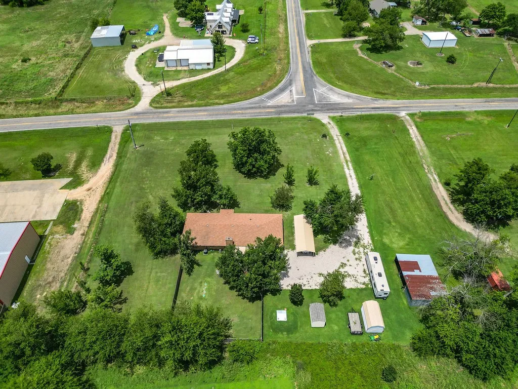 Single Family Residence For Sale in Hopkins County , 882 Farm Road 1537, Sulphur Springs, Texas 75482, 3 Bedroom, 2 Bathroom, 1 Garage spaces, 1,854 Sqft, built in 1979, mls#21305365, Real Estate Agent in Sulphur Springs, Homes For Sale in Hopkins county, Homes For Sale in Sulphur Springs, Realtor in Sulphur Springs Texas, Real Estate Brokerage Independent Realty Texas, Luminita Cordes Realtor