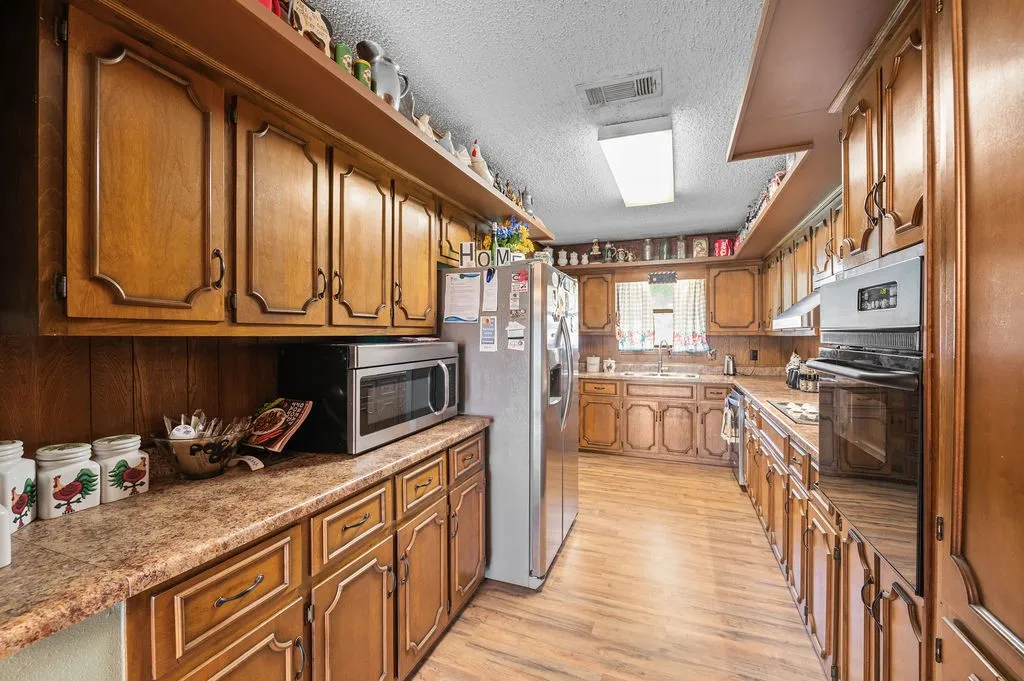 Single Family Residence For Sale in Hopkins County , 882 Farm Road 1537, Sulphur Springs, Texas 75482, 3 Bedroom, 2 Bathroom, 1 Garage spaces, 1,854 Sqft, built in 1979, mls#21305365, Real Estate Agent in Sulphur Springs, Homes For Sale in Hopkins county, Homes For Sale in Sulphur Springs, Realtor in Sulphur Springs Texas, Real Estate Brokerage Independent Realty Texas, Luminita Cordes Realtor