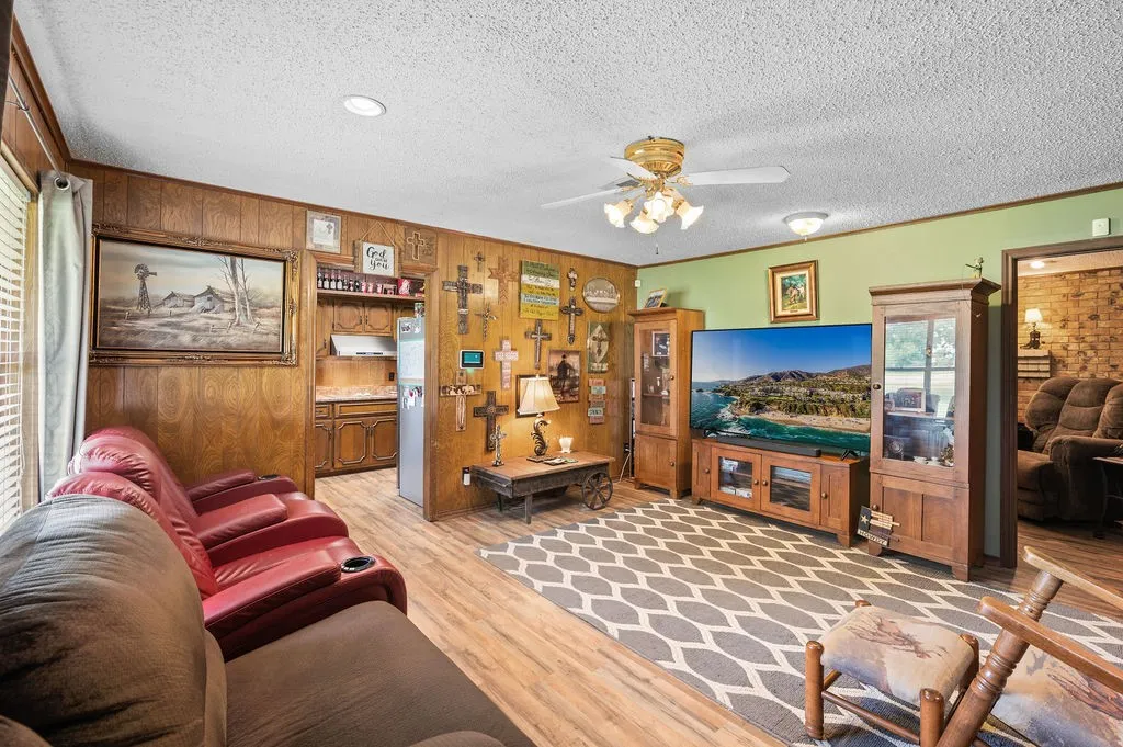 Single Family Residence For Sale in Hopkins County , 882 Farm Road 1537, Sulphur Springs, Texas 75482, 3 Bedroom, 2 Bathroom, 1 Garage spaces, 1,854 Sqft, built in 1979, mls#21305365, Real Estate Agent in Sulphur Springs, Homes For Sale in Hopkins county, Homes For Sale in Sulphur Springs, Realtor in Sulphur Springs Texas, Real Estate Brokerage Independent Realty Texas, Luminita Cordes Realtor